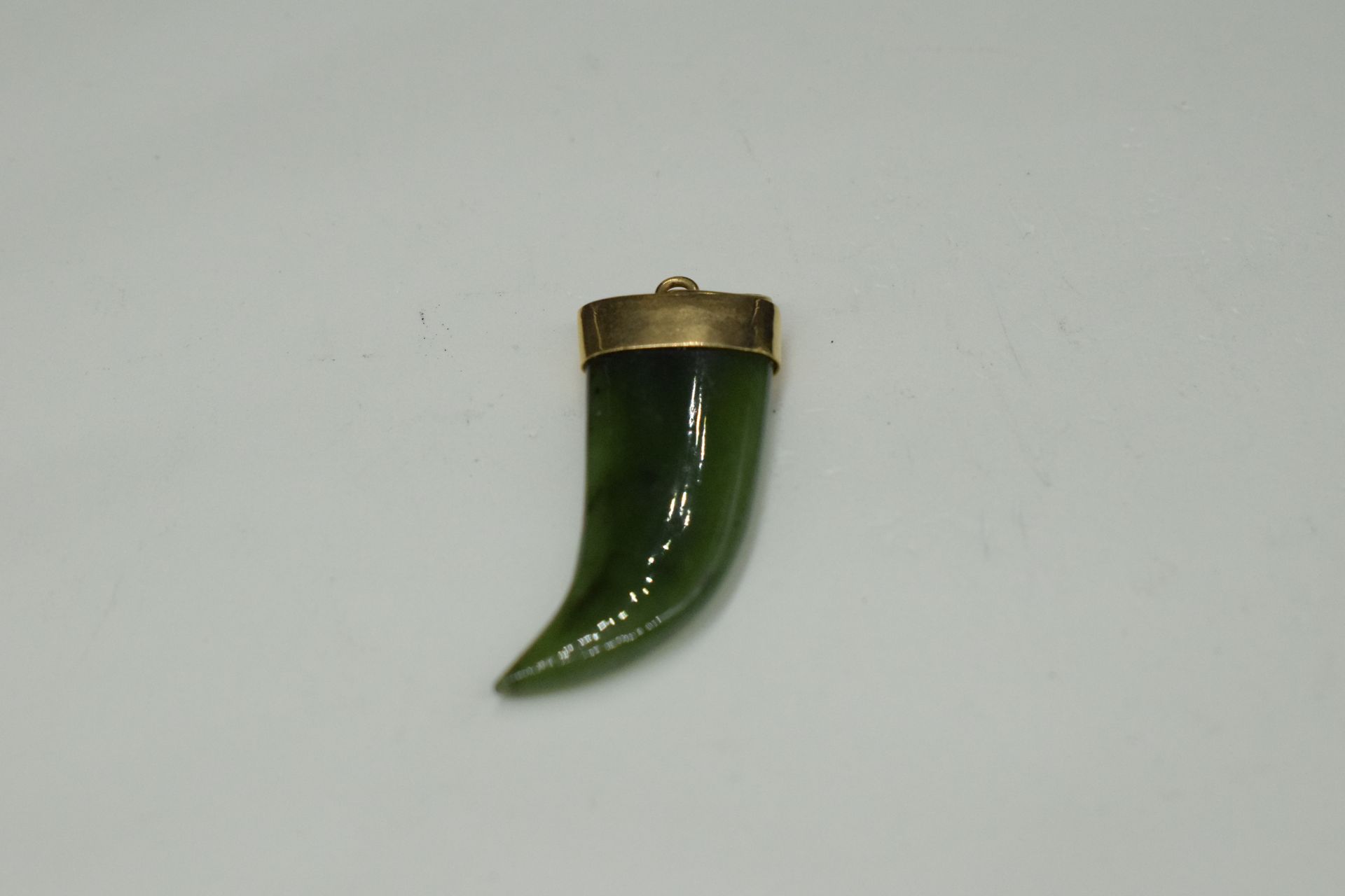 Null Pendentif en or jaune 18K (750) orné de jade.
Ht. : 3.5 cm - Poids brut : 6&hellip;