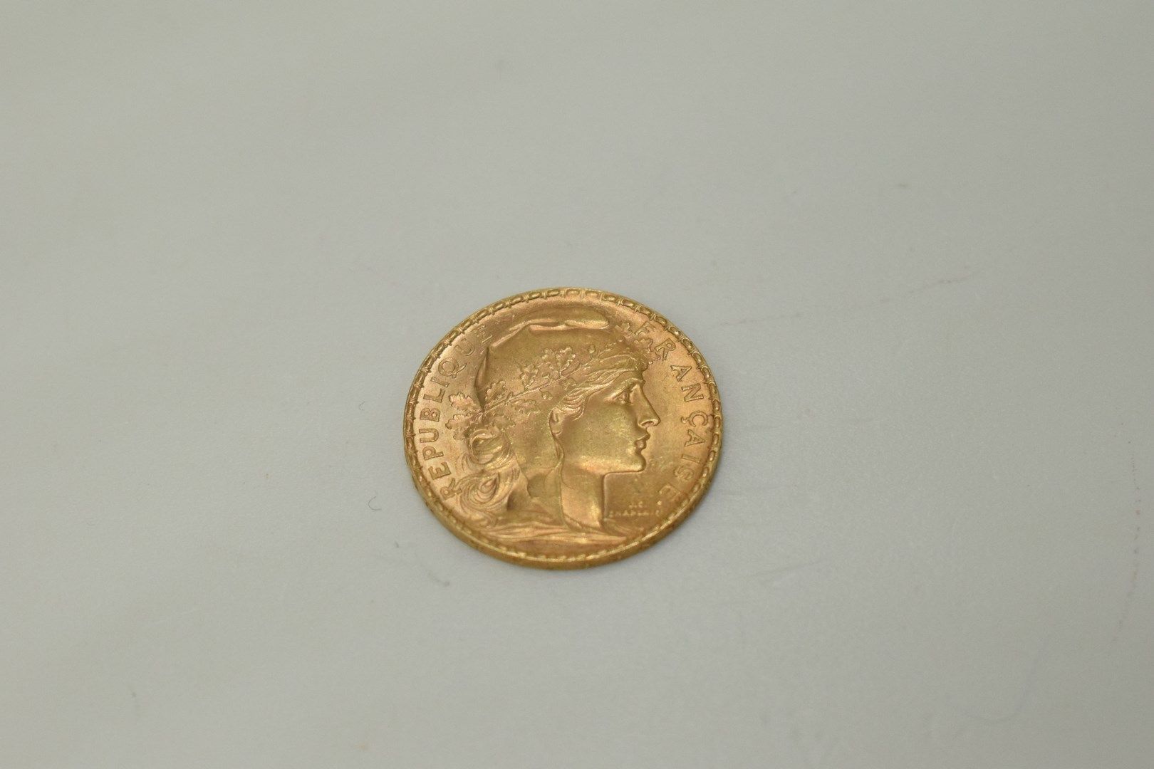 Null Gold coin of 20 francs with a rooster (1906).

Weight : 6.45 g - TTB.