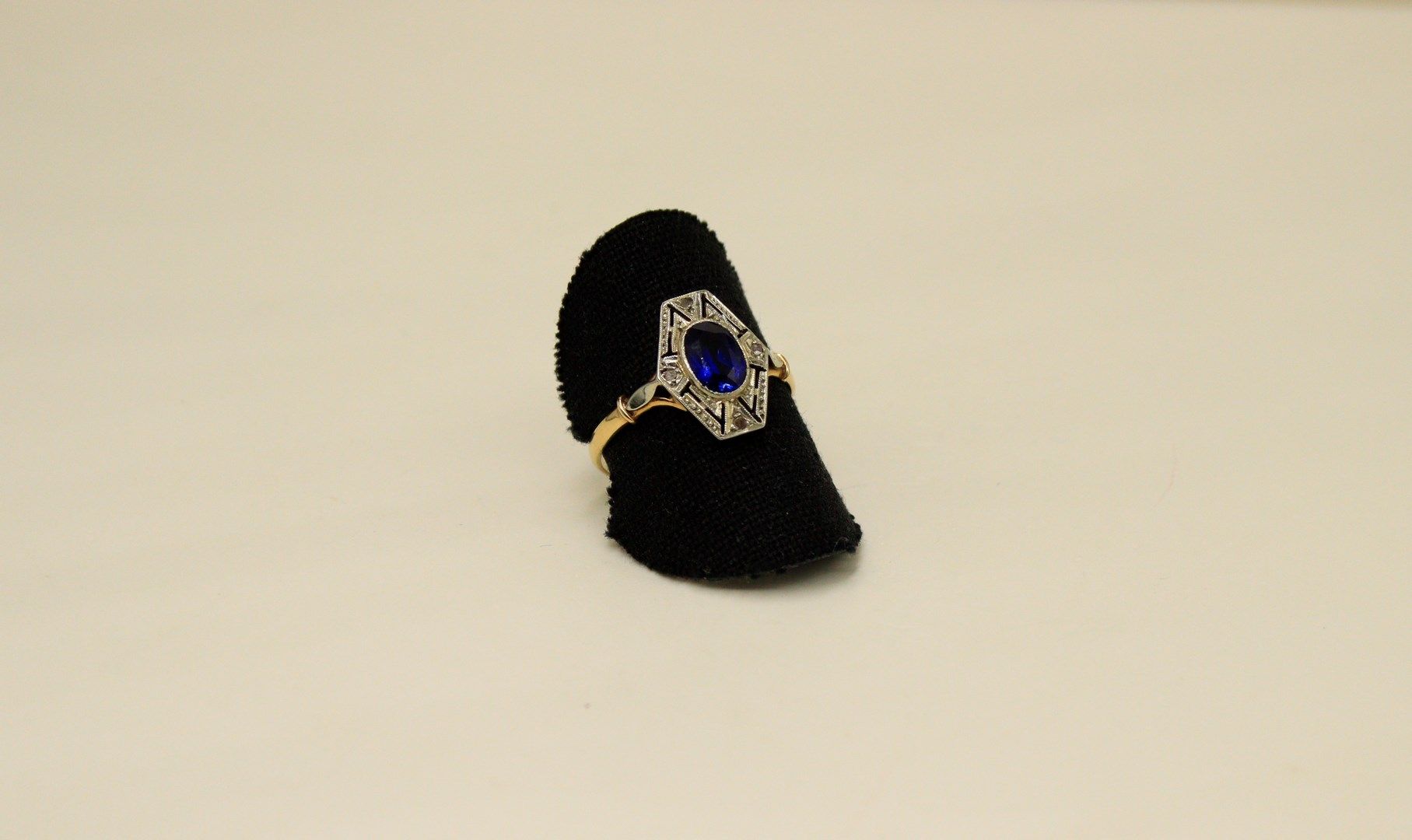 Null 18K（750）黄金和白金戒指，镶嵌着一颗椭圆形的合成蓝宝石。
手指尺寸：58 - 毛重：2克。
