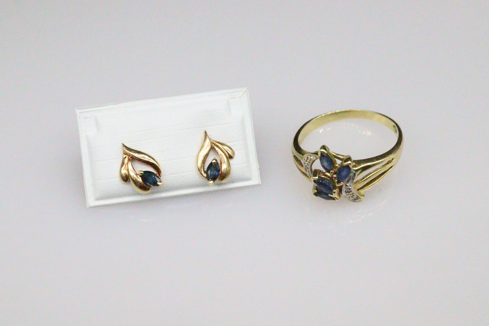 Null AC
18K(750)黄金半成品，包括一个镶嵌有四颗杏形合成蓝宝石的机芯戒指和一对镶嵌有两颗合成蓝宝石的耳钉。

总毛重：3.80克。