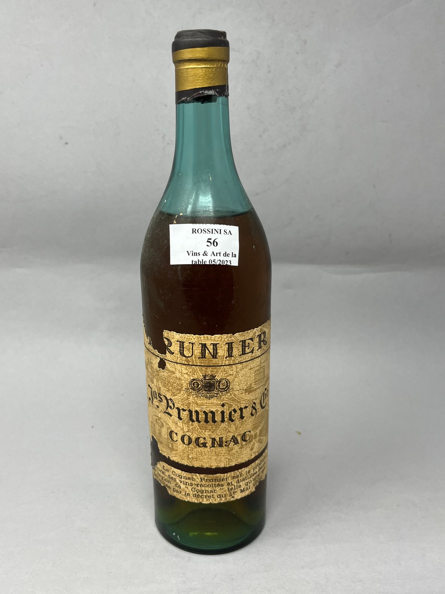Null 1 Flasche Prunier Cognac.
Ebene über der Schulter