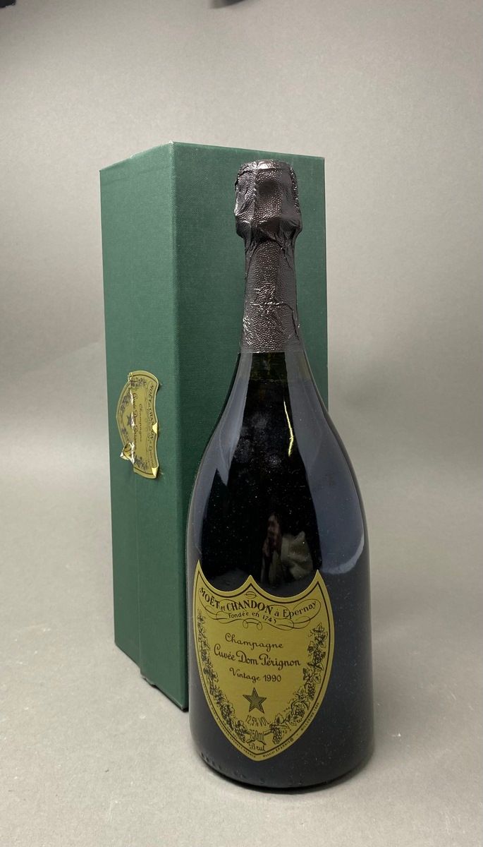 Null 1 bouteille CHAMPAGNE "Dom Pérignon", Moët & Chandon 	1990 (MB, en coffret)
