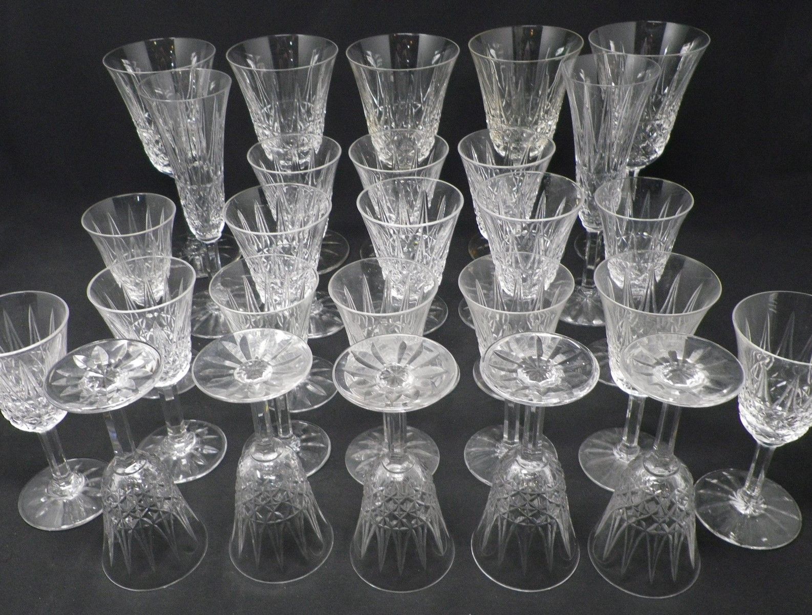 Null 圣卢斯 
水晶服务套装，Tarn型号，包括：
- 一个水壶
- 一个水杯
- 两个香槟酒杯。高度：18.50厘米 - 一个有缺口。
- 五个水杯。高度&hellip;