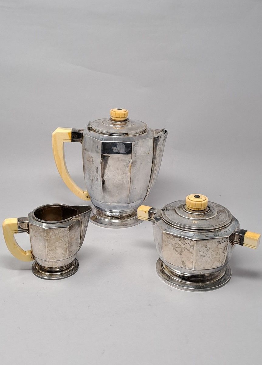 Null 三件套银制茶具（Minerva），它包括：一个茶壶，一个牛奶壶和一个糖碗，切边模型。装饰艺术时期。

毛重：1 422克。
