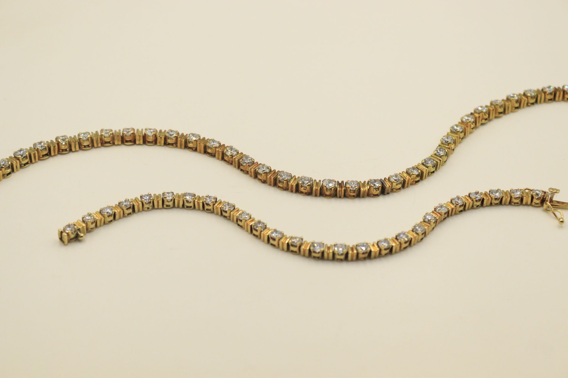 Null Demi-parure en or 18K (750) et 14K (585) comprenant : un collier articulé d&hellip;