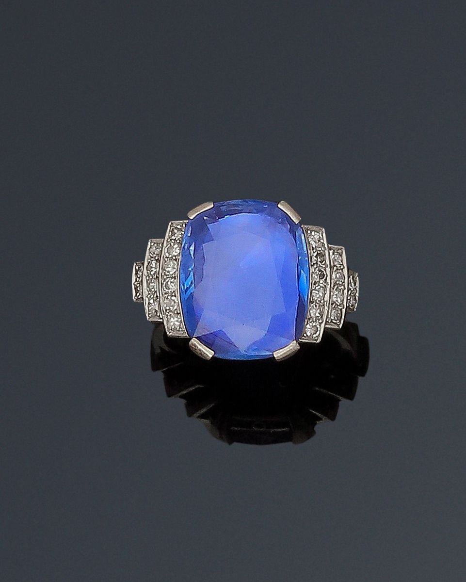 Null 铂金戒指上镶嵌着一颗枕形蓝宝石，上面有6行8/8的圆钻。制作于20世纪30年代。附有1934年的发票。 
蓝宝石尺寸：约15.1 x 12.3 x 5&hellip;