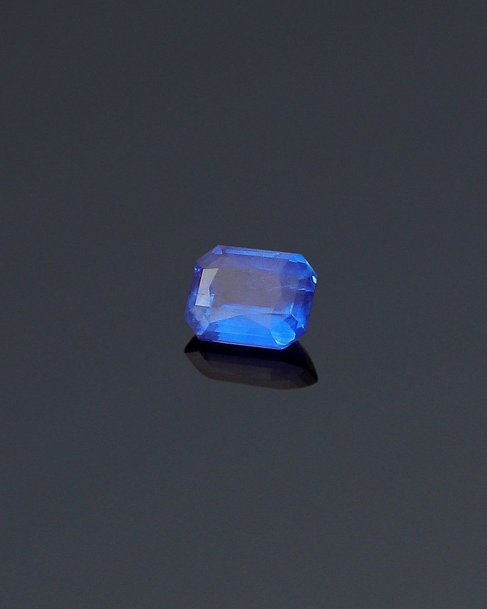 Null "八角形蓝宝石，重达6.08克拉。
它附有一份GIA报告（2022年），证明：原产地为斯里兰卡，无加热迹象。尺寸：11.06 x 9.03 x 5.5&hellip;