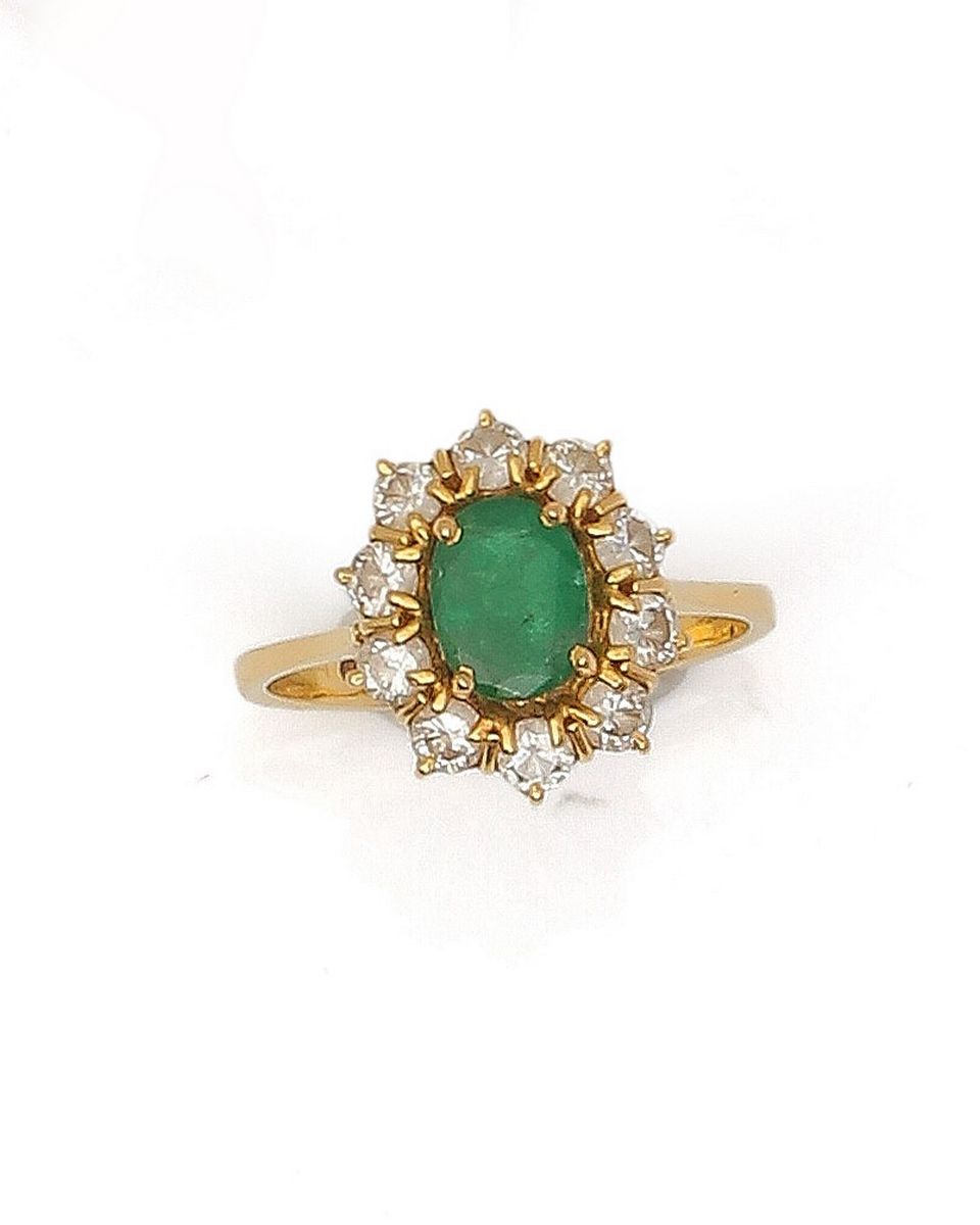 Null 18K (750) gold ring set with an oval emerald surrounded by 10 round brillia&hellip;