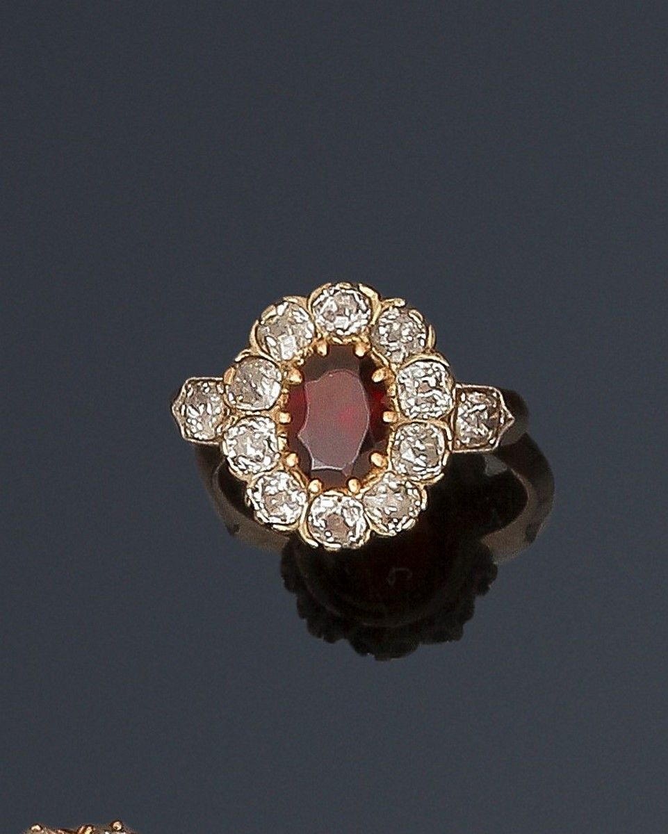 Null 18K（750）金戒指，镶有椭圆形石榴石，周围和肩部有圆形老式切割钻石。 
手指尺寸：48-49。毛重：4.1克