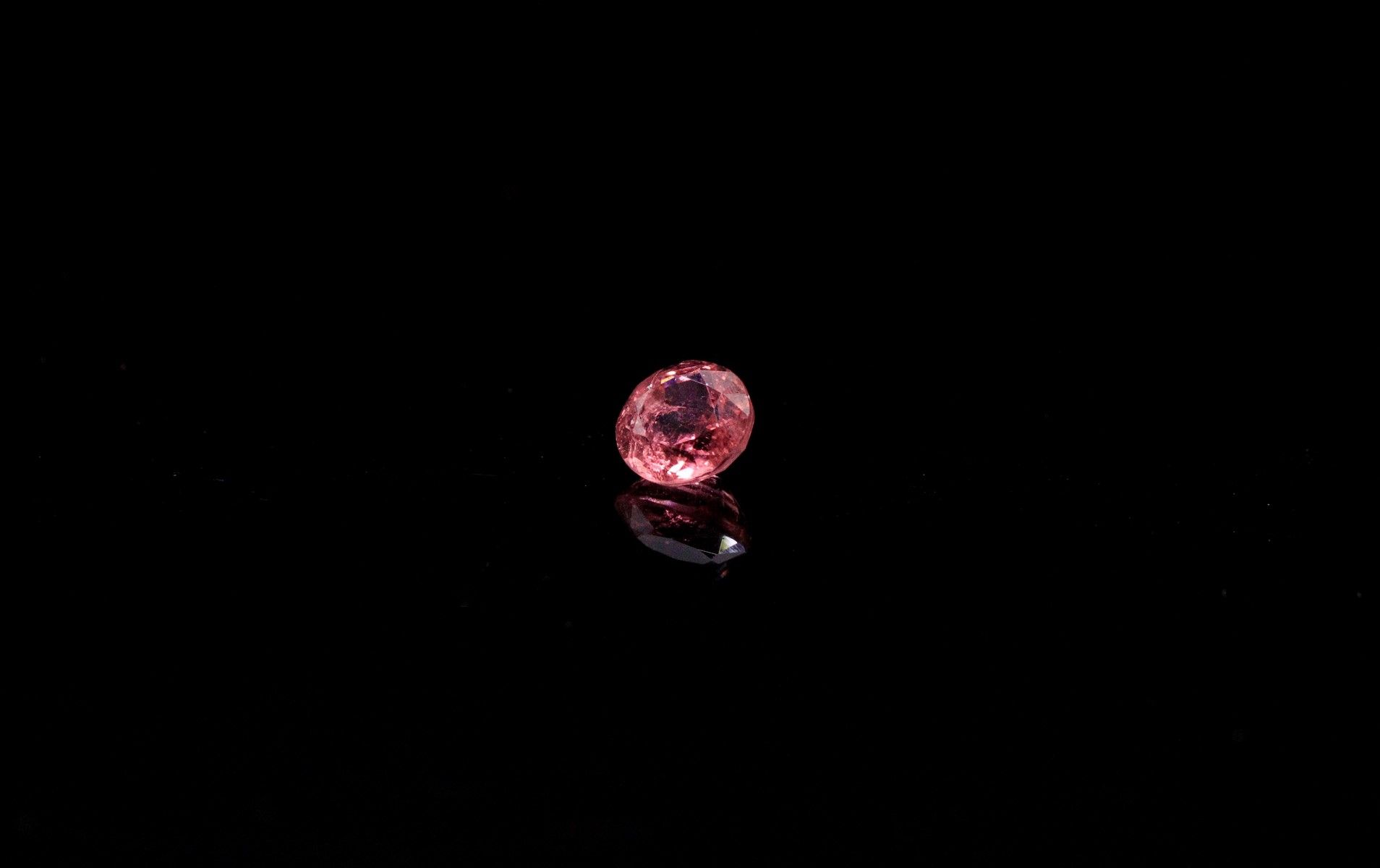 Null Tourmaline rose ronde sur papier. 
Poids : 1.71 ct. 

Diamètre : 7.3 mm