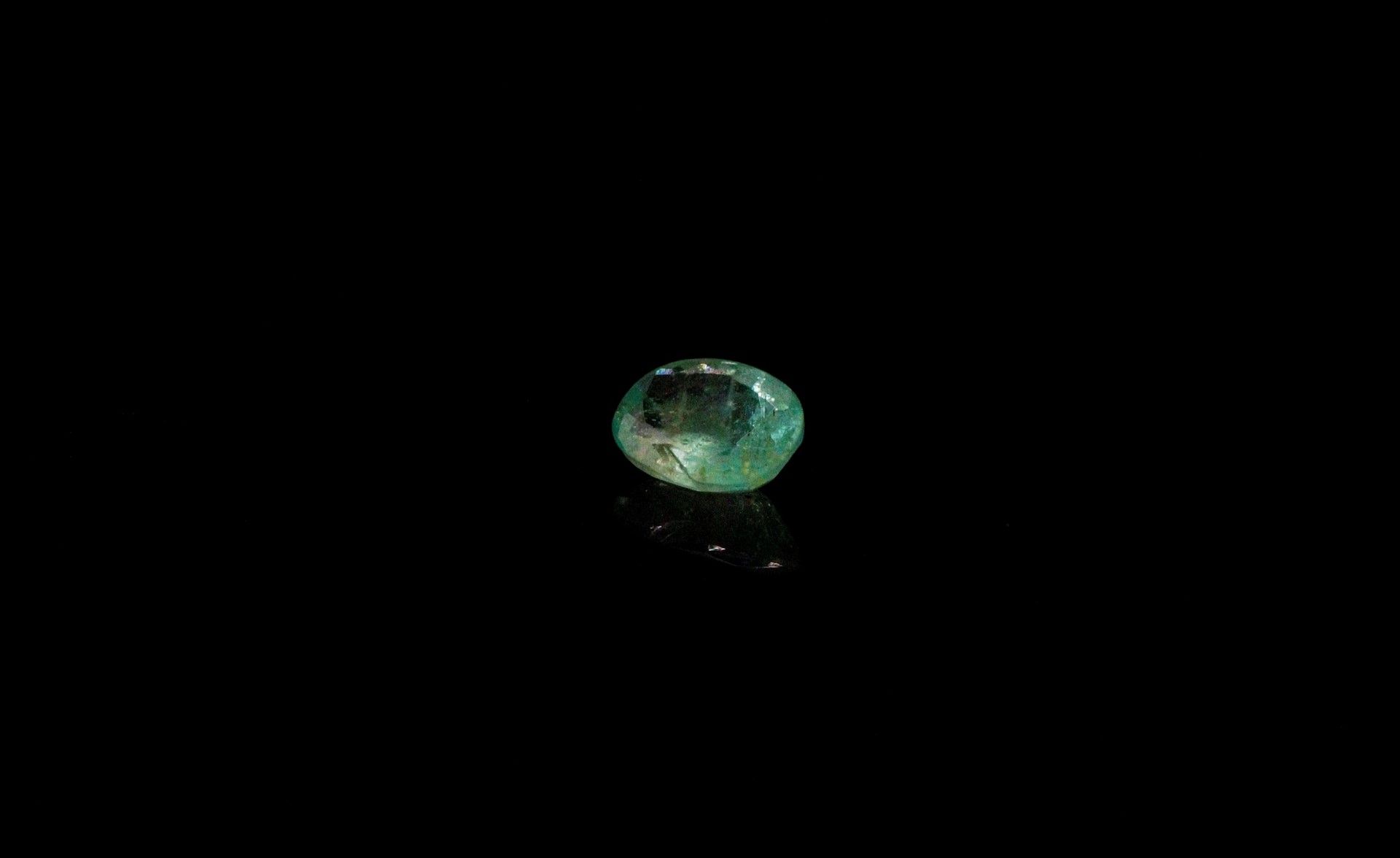 Null Oval emerald on paper. 
Weight : 0.80 ct. 

Dimensions : 7.2 mm x 5.2 mm