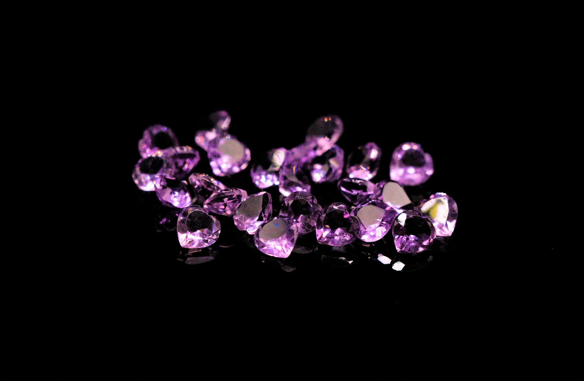Null 二十六颗心形紫水晶的混合体，纸质。 
总重量：10.30 cts。