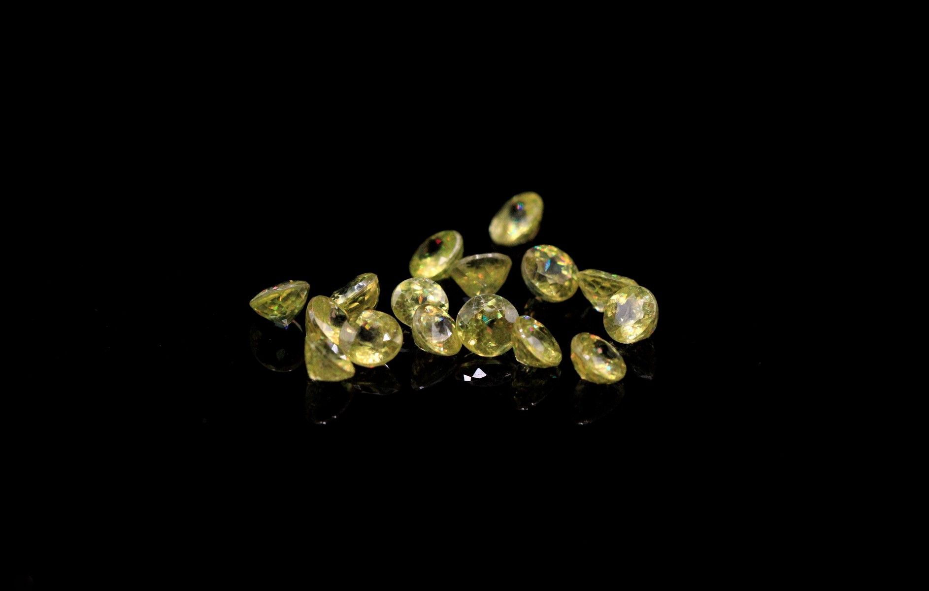 Null Mixture of sixteen sphenes brilliant cut on paper. 
Total weight : 5.05 cts&hellip;