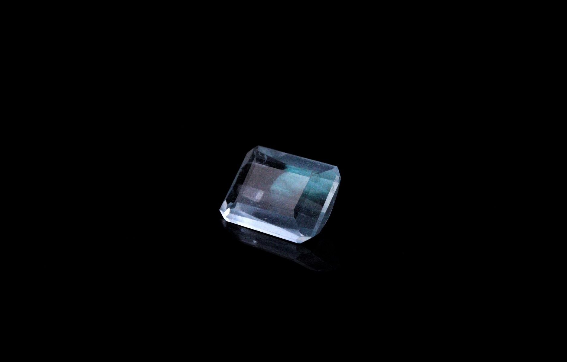 Null Aquamarine with cut sides on paper. 
Weight : 2.79 cts. 

Dimensions : 11 m&hellip;