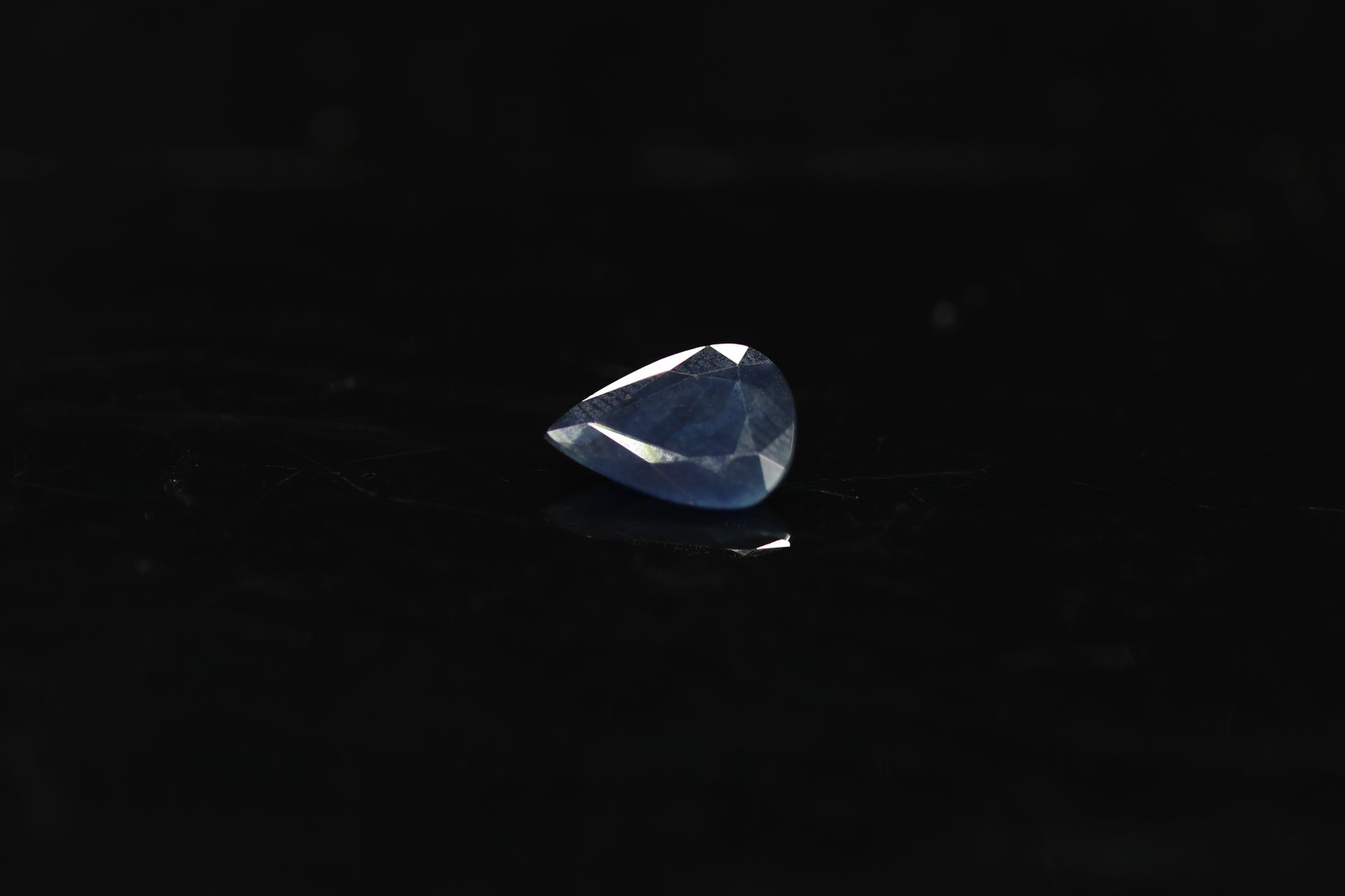Null 梨形蓝宝石在纸上。 
重量：2.53克拉。 

尺寸 : 11.2 mm x 8.4 mm