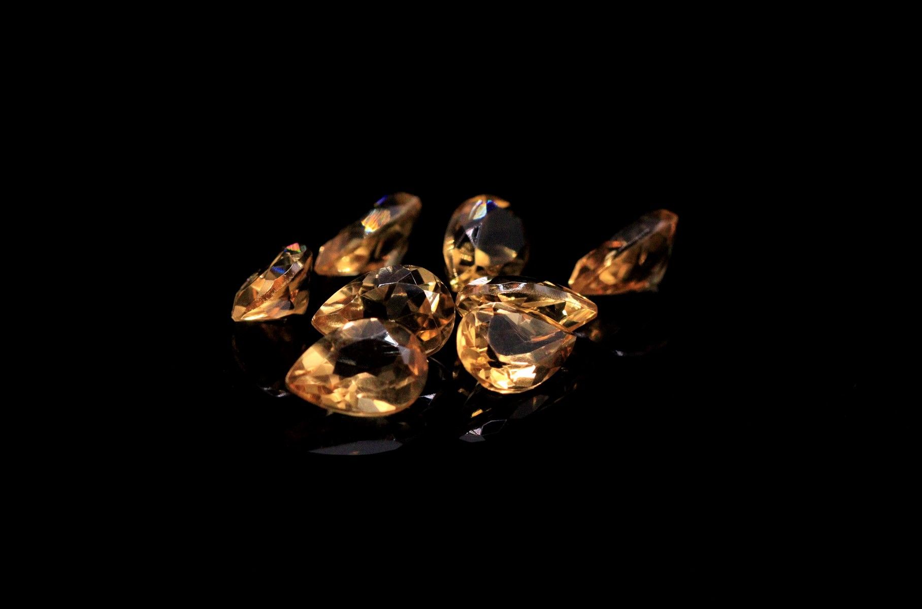 Null Mix of eight pear citrines on paper. 
Total weight : 9.09 cts. 
Average siz&hellip;