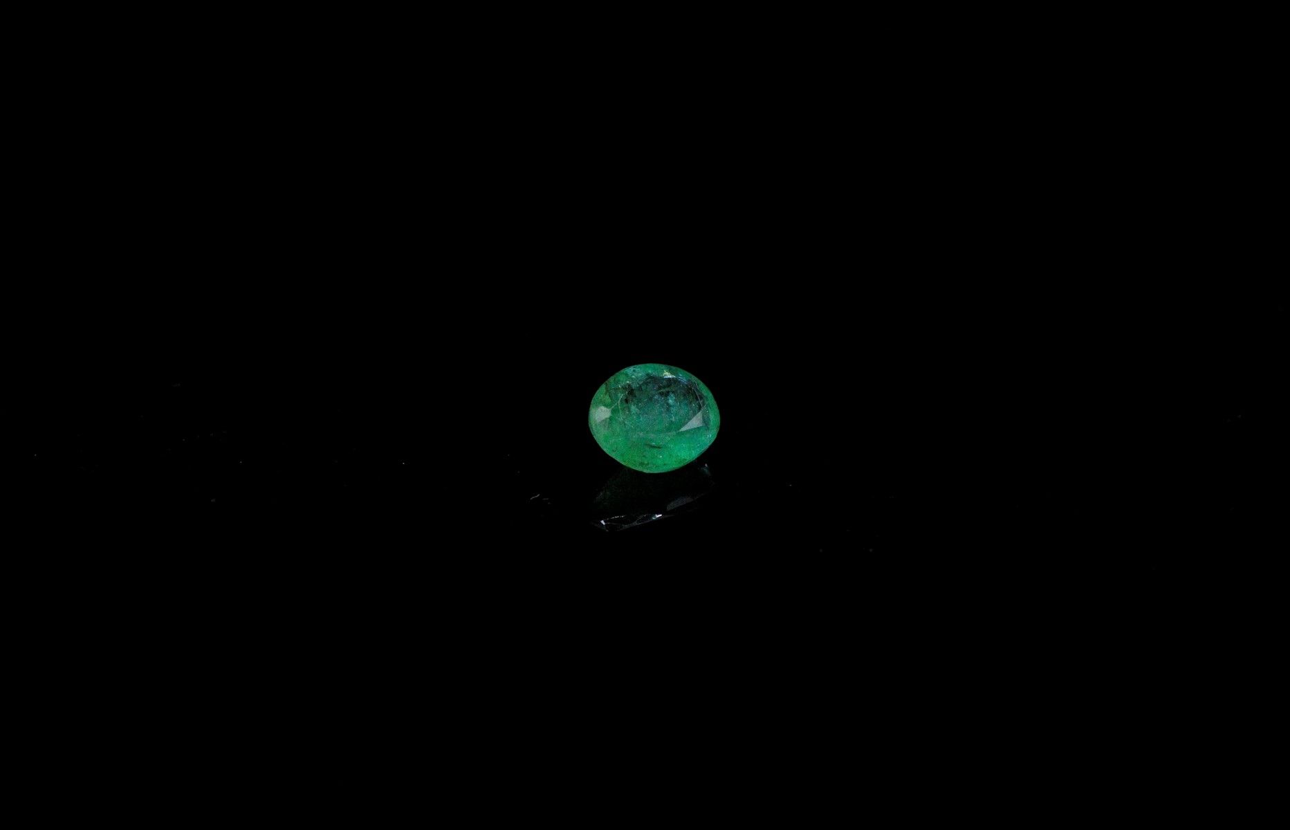 Null Smeraldo ovale su carta. 
Peso: 0,55 ct. 
Dimensioni: 5,8 mm x 4,8 mm
