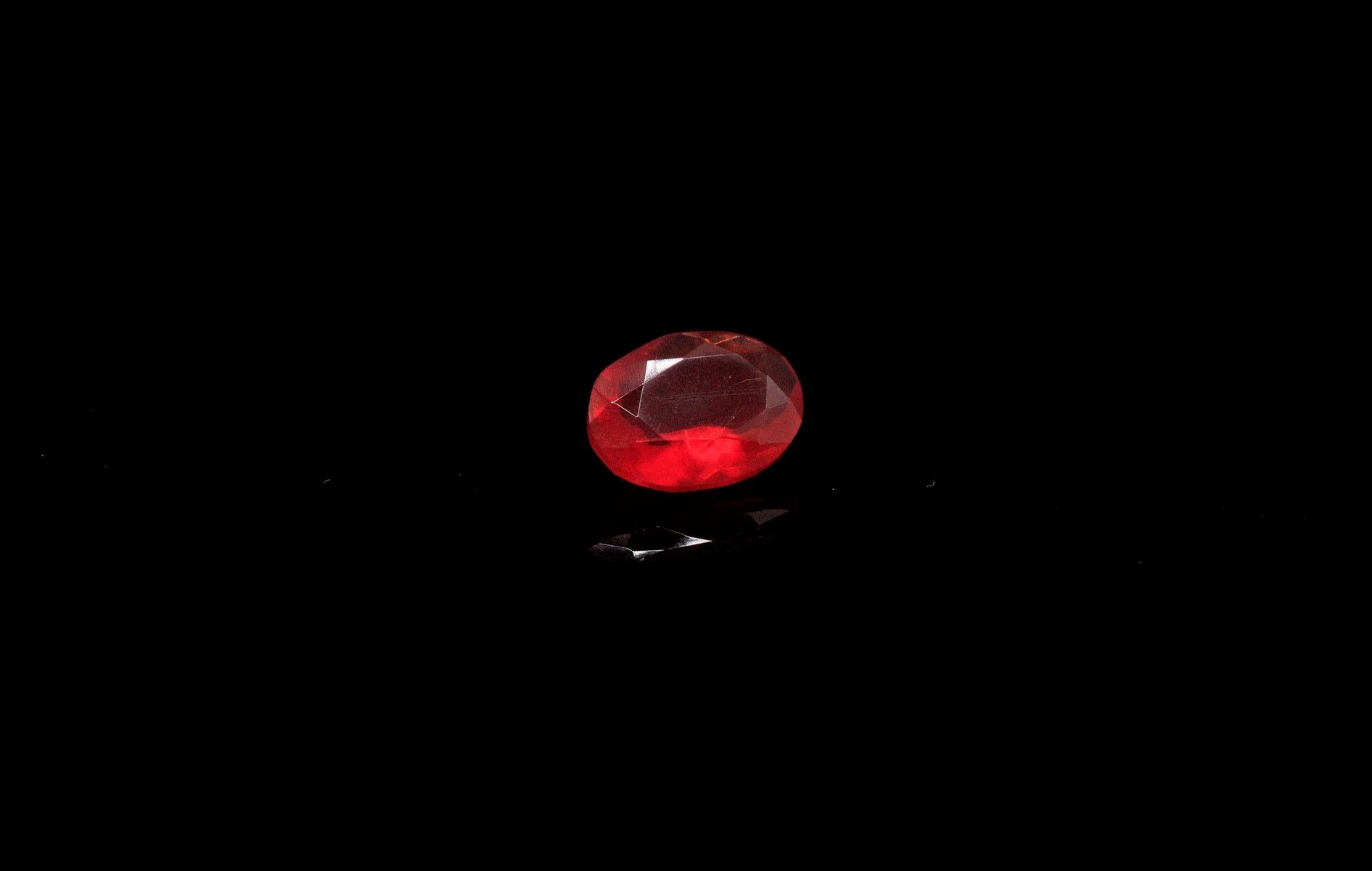 Null Oval sustained fire opal on paper. 
Probably Mexico. 
Weight : 2.63 cts. 

&hellip;