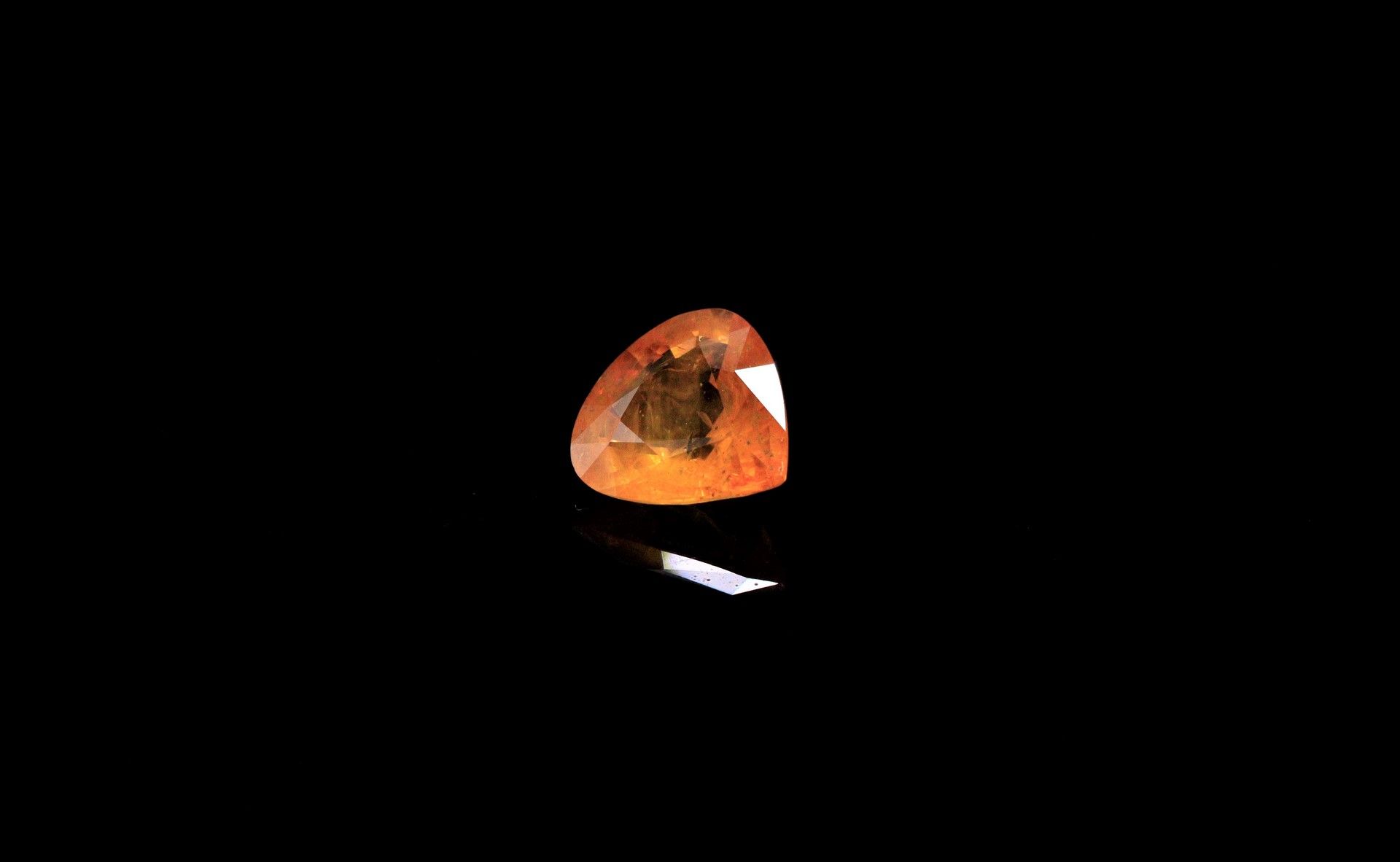 Null Important orange yellow sapphire on paper. 
Weight : 3.51 cts. 

Dimensions&hellip;