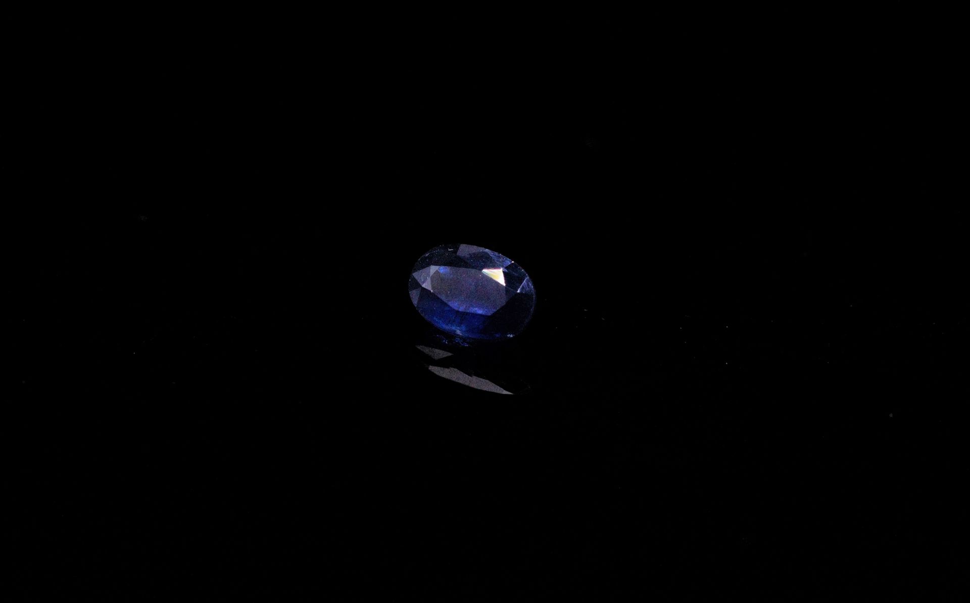 Null Oval sapphire on paper. 
Weight : 0.74 ct. 
Dimensions : 6.3 mm x 4.2 mm