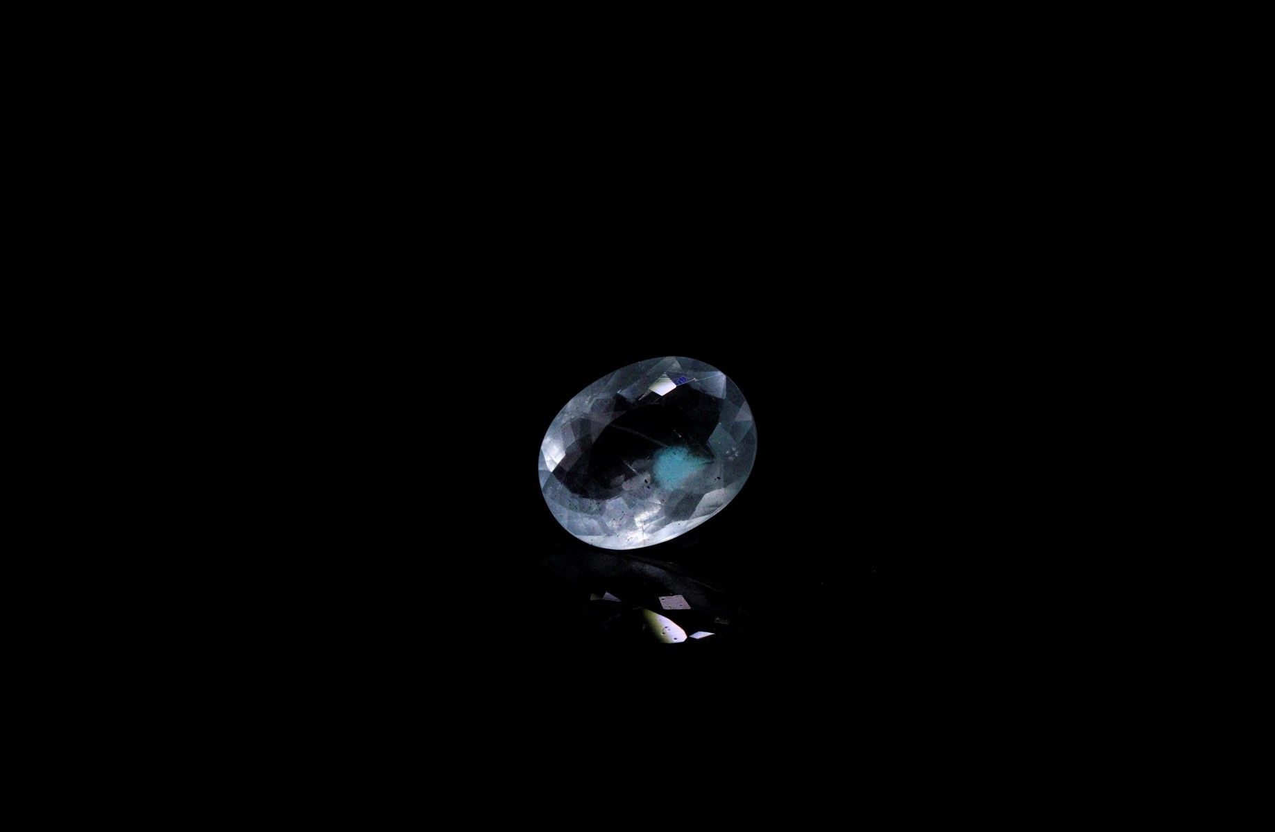 Null 椭圆形海蓝宝石在纸上。 
重量 : 2.24 cts. 
尺寸 : 10.3mm x 8.3mm
