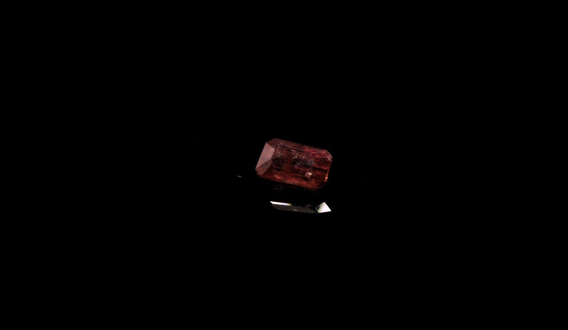 Null 蓝宝石可能是Padparadscha的长方形，有切割面。 
内含物，分离的平面。 
重量：2.61 cts。 

尺寸：9.5毫米 x 5.5毫米