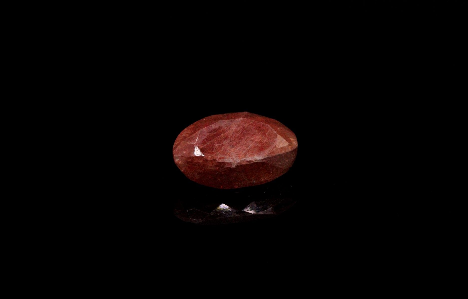 Null Importante piedra sol oval facetada sobre papel. 
Peso : 15,24 cts. 

Dimen&hellip;
