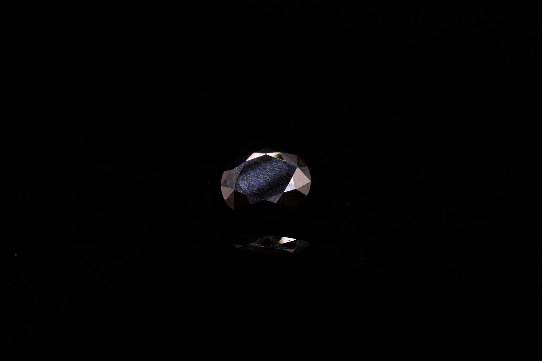 Null 重要的圆形黑色尖晶石在纸上。 
重量：13.55克拉。 

直径 : 15毫米