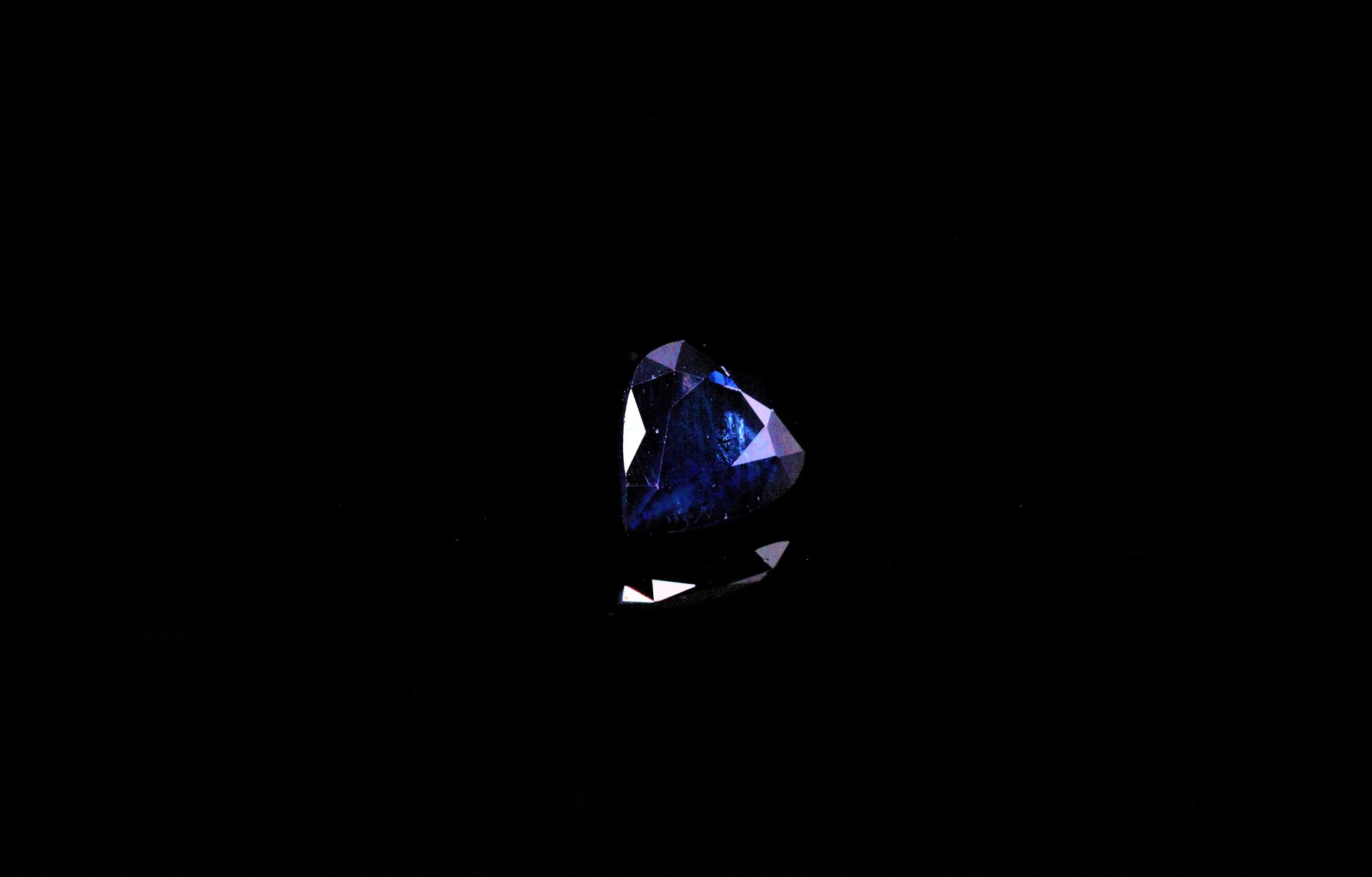 Null Pear sapphire on paper. 
Beautiful color. 
Weight : 2.66 cts. 
Dimensions :&hellip;