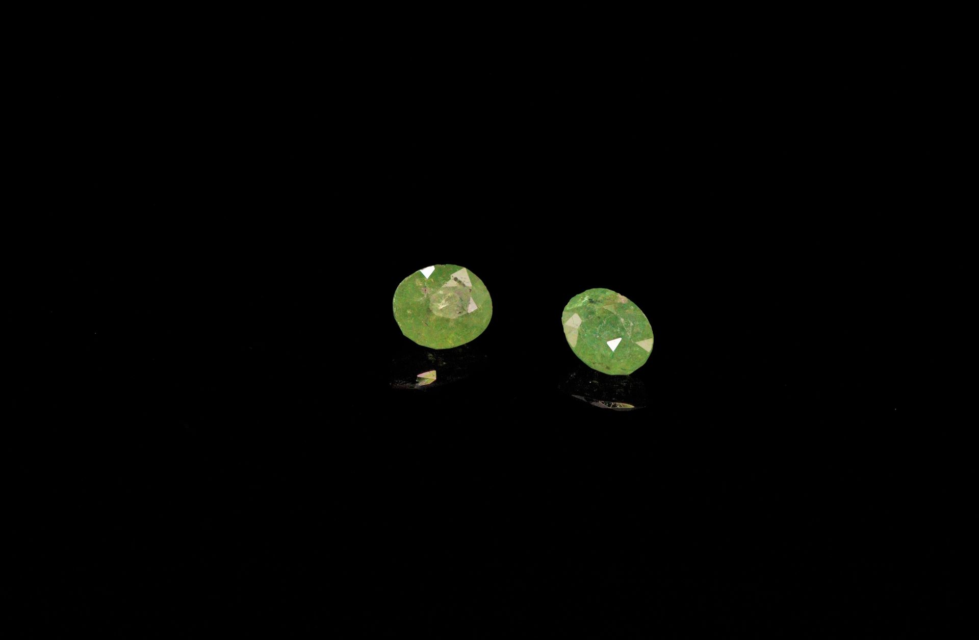 Null A pair of oval demantoid garnets on paper. 
Total weight : 1.05 ct.