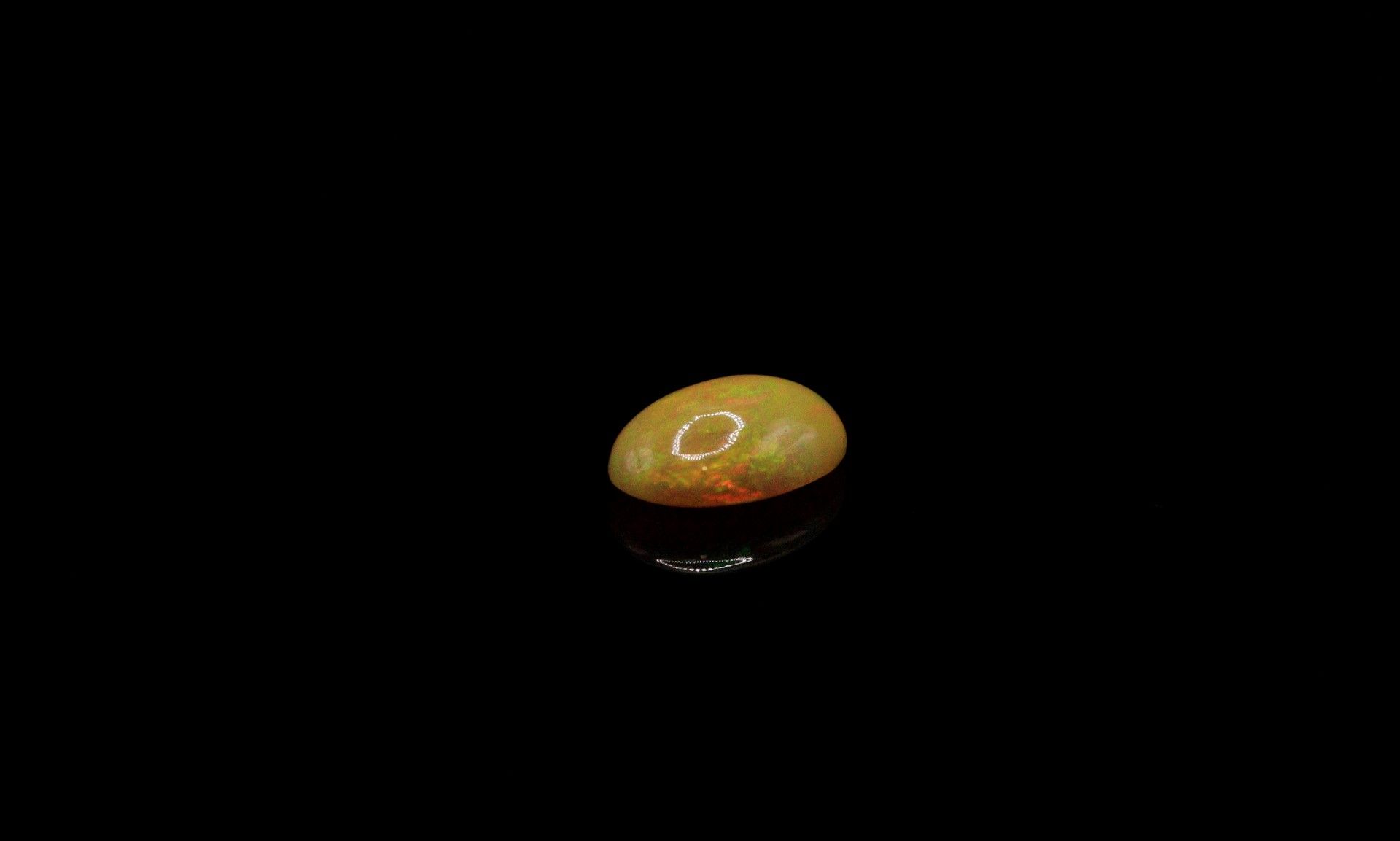 Null Ovaler Opal-Cabochon auf Papier. 
Gewicht: 3,15 ct. 

Abmessungen: 13.5 mm &hellip;