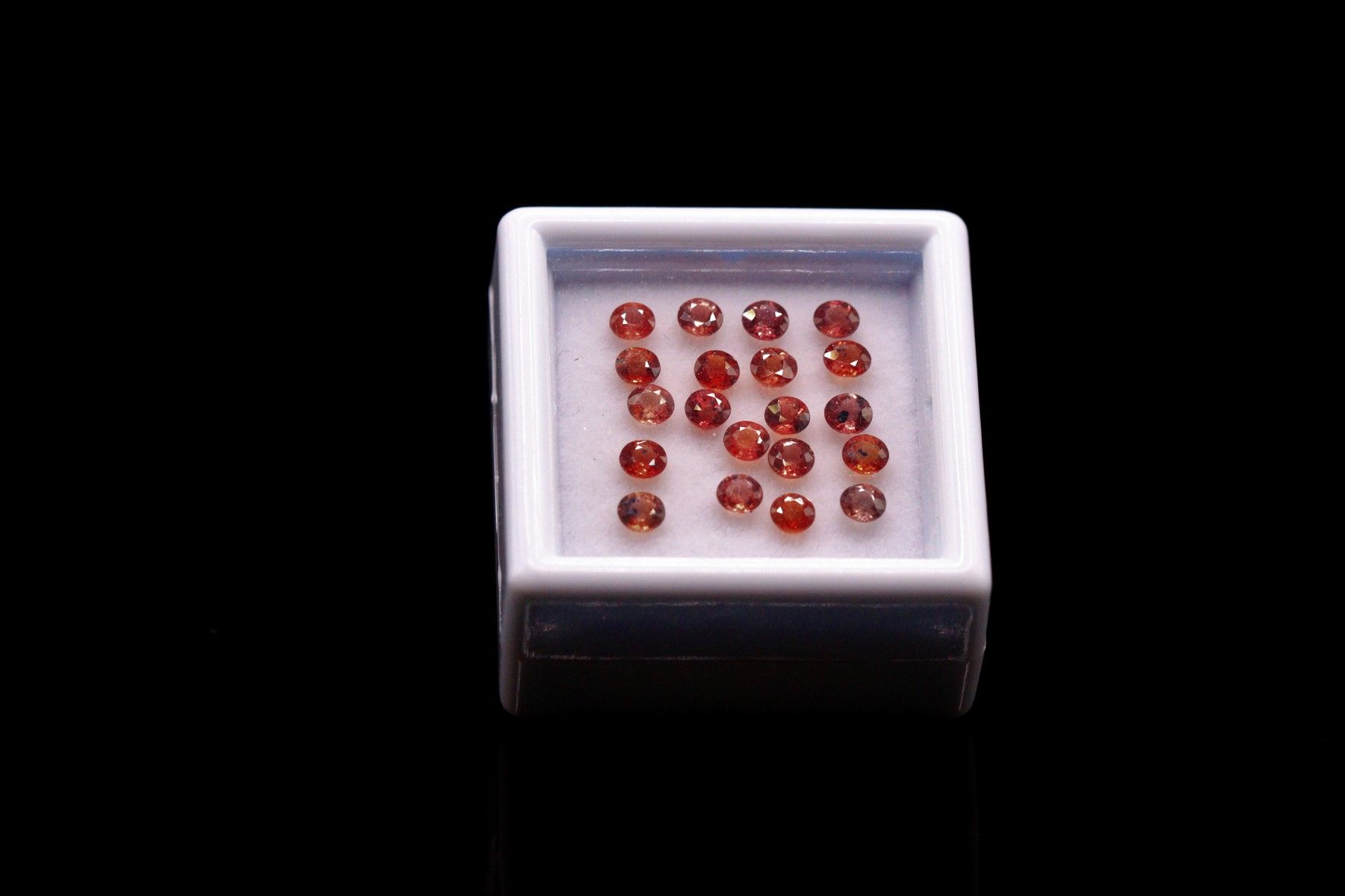 Null Mix of twenty round orange-pink sapphires on paper. 
Total weight : 2.35 ct&hellip;