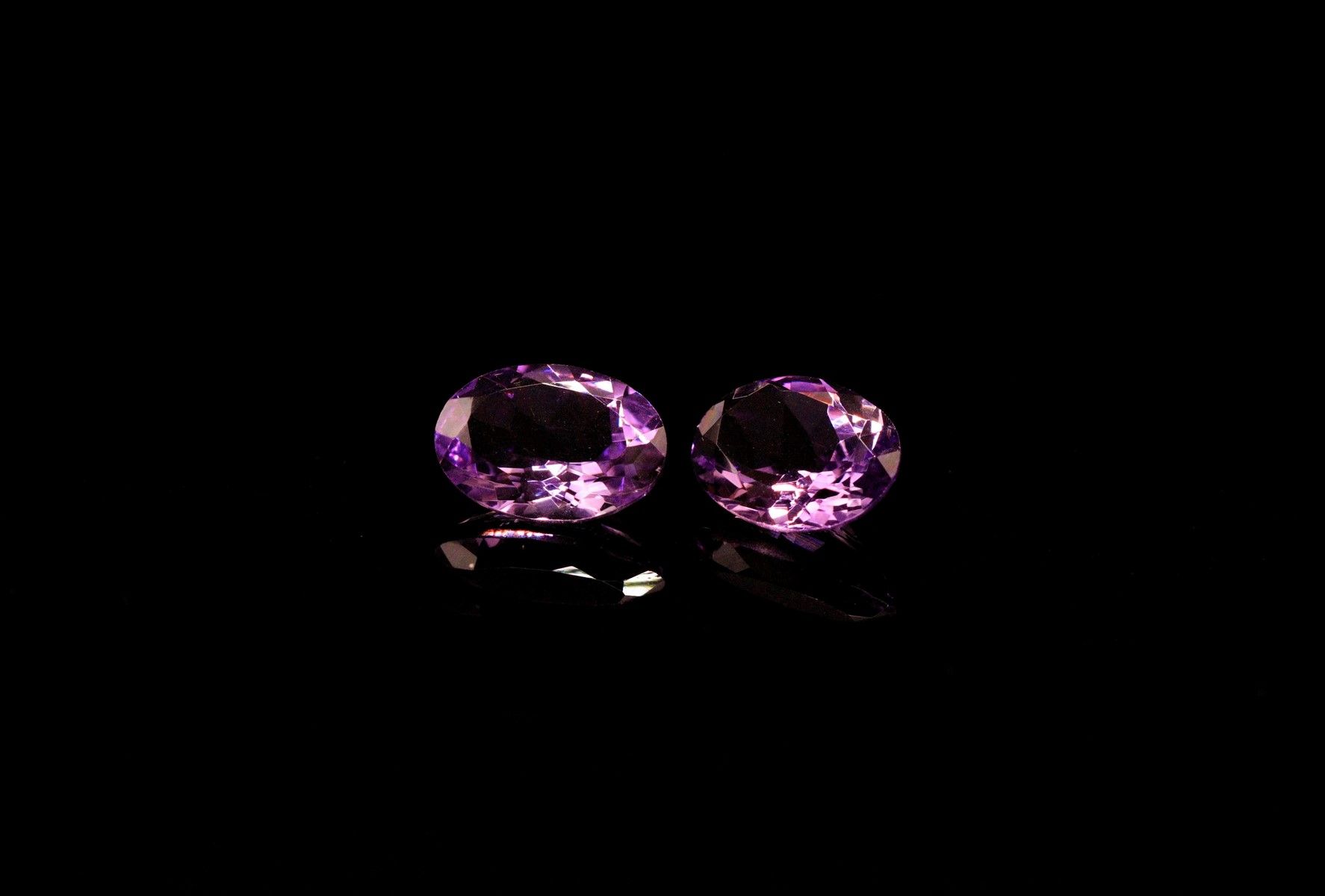 Null 匹配的椭圆紫水晶在纸上。

总重量：9.46克拉。 

平均尺寸 : 14.5 mm x 11 mm
