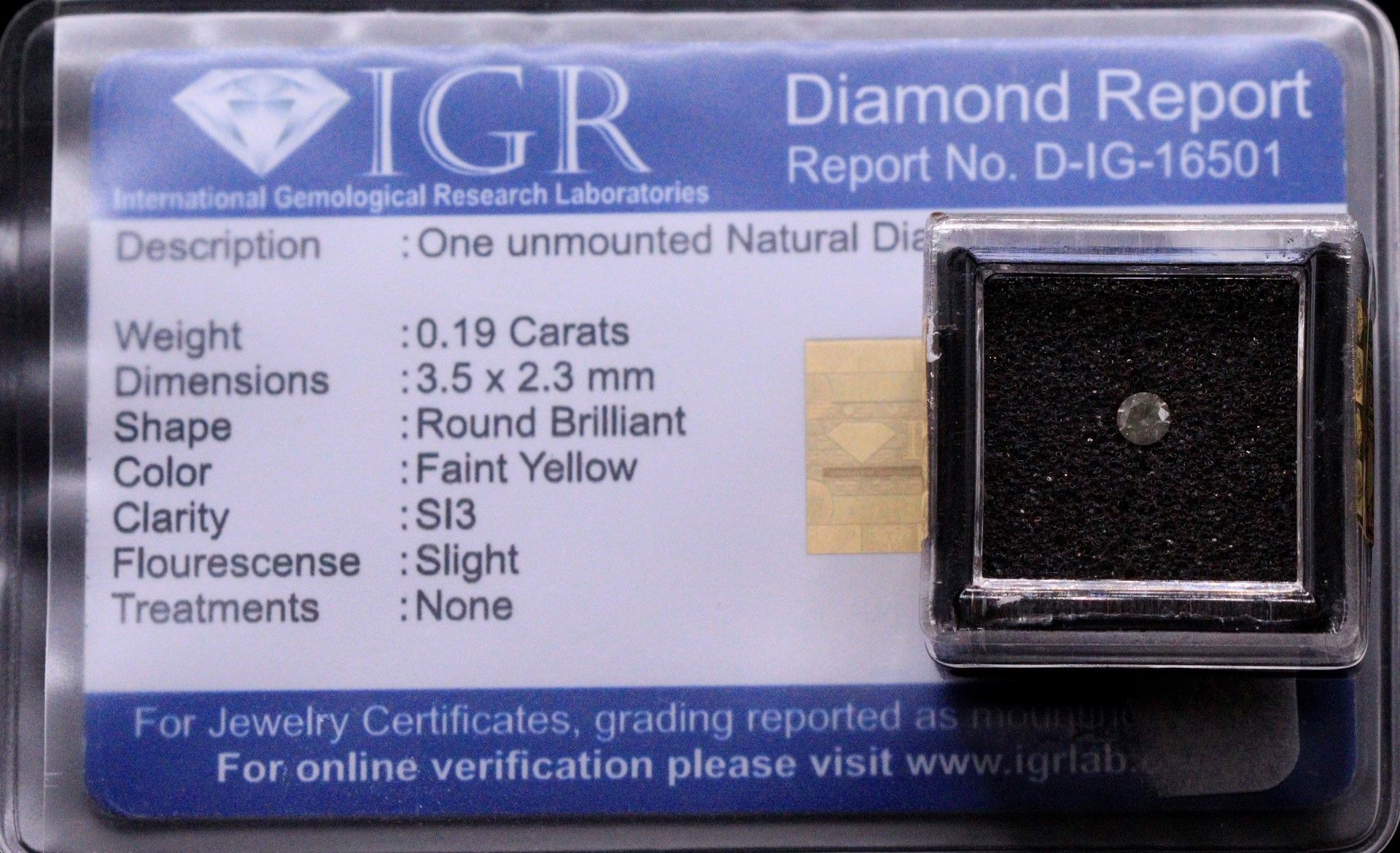 Null 印章下的圆形淡黄色钻石。 
随附一份IGR证书，证明: 
颜色：淡黄色
清晰度 : SI3
荧光 : 微弱
重量 : 0.19 ct. 

尺寸 : &hellip;