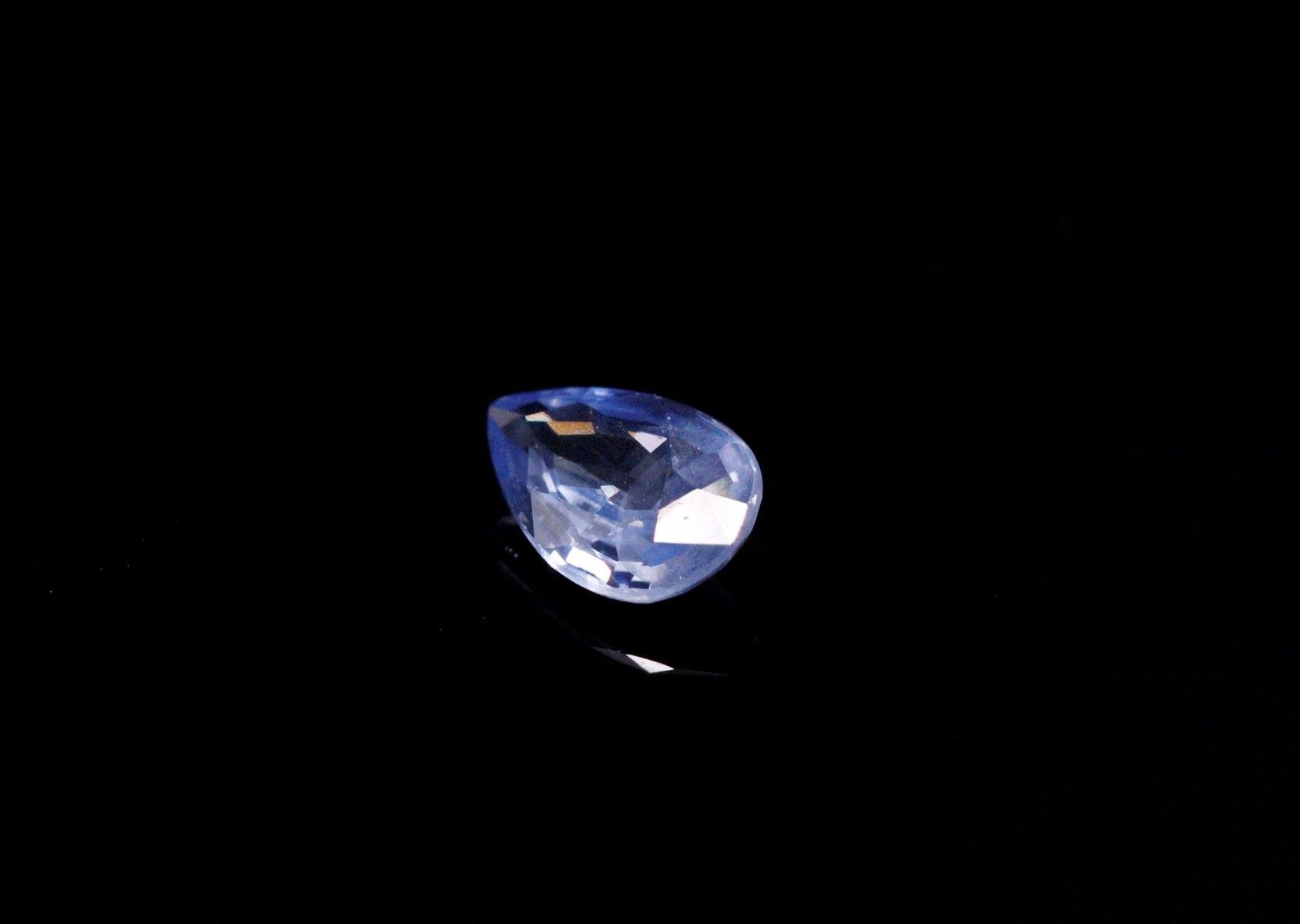 Null 梨形蓝宝石在纸上。 
VVS，可能是马达加斯加。
重量：0.39克拉。 

尺寸 : 5.7 mm x 3.8 mm