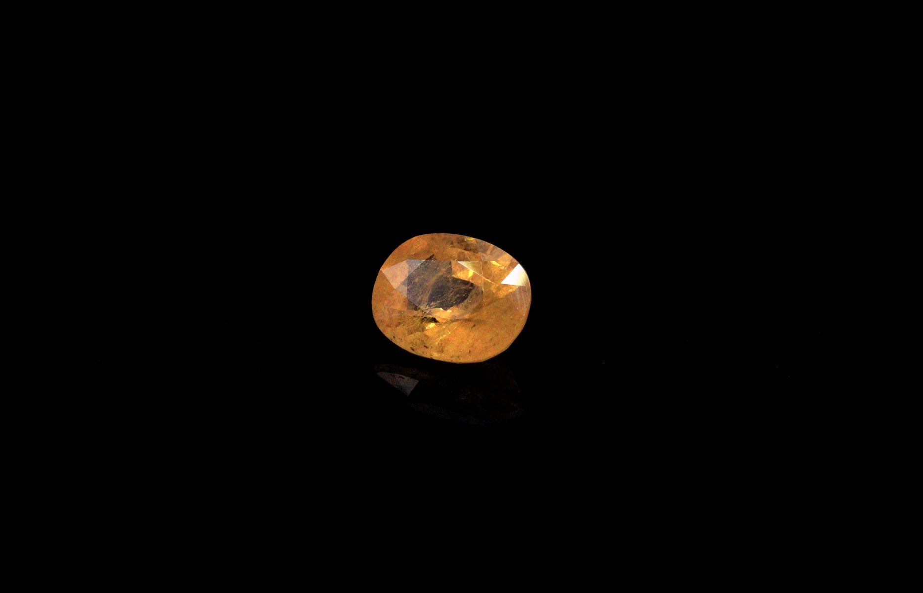 Null Leuchtend gelber Saphir auf Papier.
Gewicht: 3,94 ct. 

Abmessungen: 10.2 m&hellip;