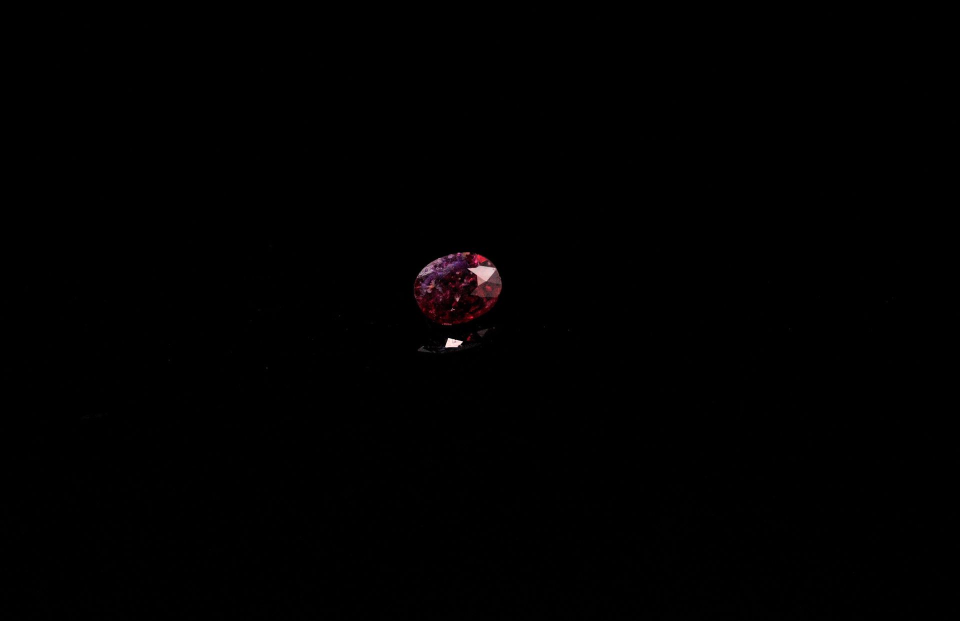 Null 纸上的椭圆形红宝石。 
可能是未加热的。 
重量 : 0.37克拉。 
尺寸 : 5.2 mm x 4 mm