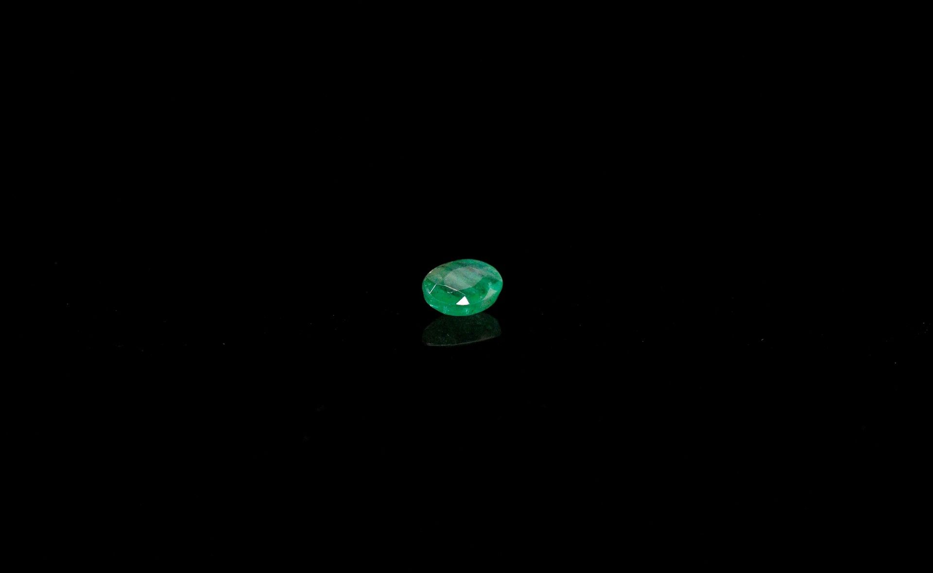 Null Oval emerald on paper. 
Weight : 0.56 ct. 

Dimensions : 6mm x 5mm