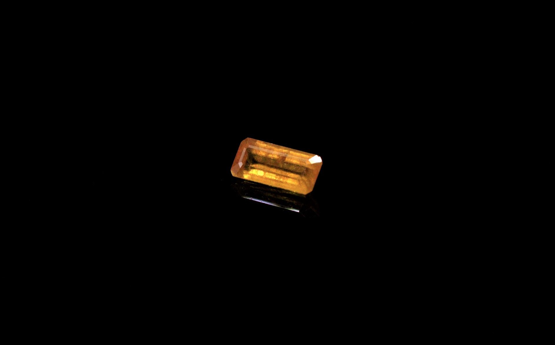Null Rectangular yellow sapphire with cut sides on paper. 
Weight : 1.93 ct. 
Di&hellip;
