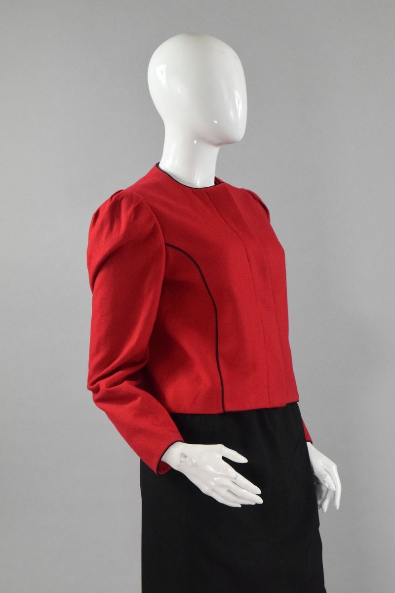 Null 兰文 
约1970年末

可爱的红色短外套，有细密的黑色编织物，中央有扣子。 
圆领，略微膨大的袖子。 
典型的LANVIN结构。 

尺寸：38/4&hellip;