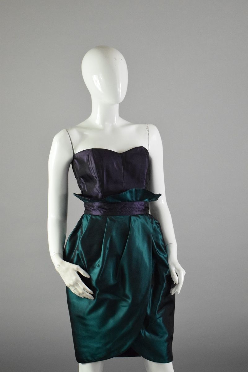Null DIOR D2 
约1990年

丝绸套装，包括一件梅花色胸衣和一条鸭蓝色裹身裙，带梅花色回纹。 
有轻微的磨损痕迹。 

尺寸：42（小）。