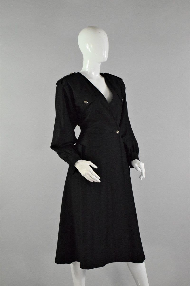 Null YVES SAINT LAURENT变奏曲
1986年秋/冬

大型黑色羊毛裹身裙，有切面的银色按钮细节。 
可爱的口袋细节，额外的纽扣存在，肩章和长&hellip;