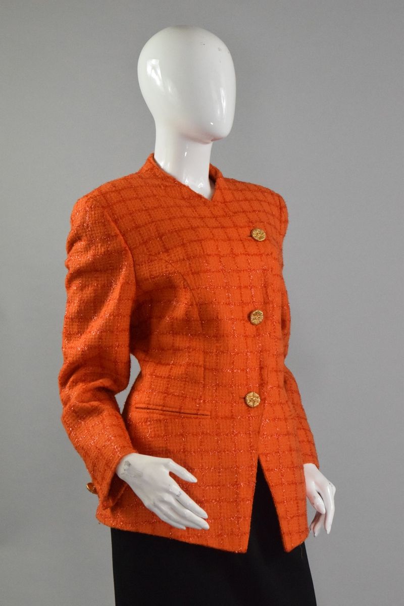 Null GUY LAROCHE

橙色长袖外套，不对称纽扣扣紧，通体五彩血橙格子图案。 
有吸引力的金色金属纽扣。 

尺寸：42