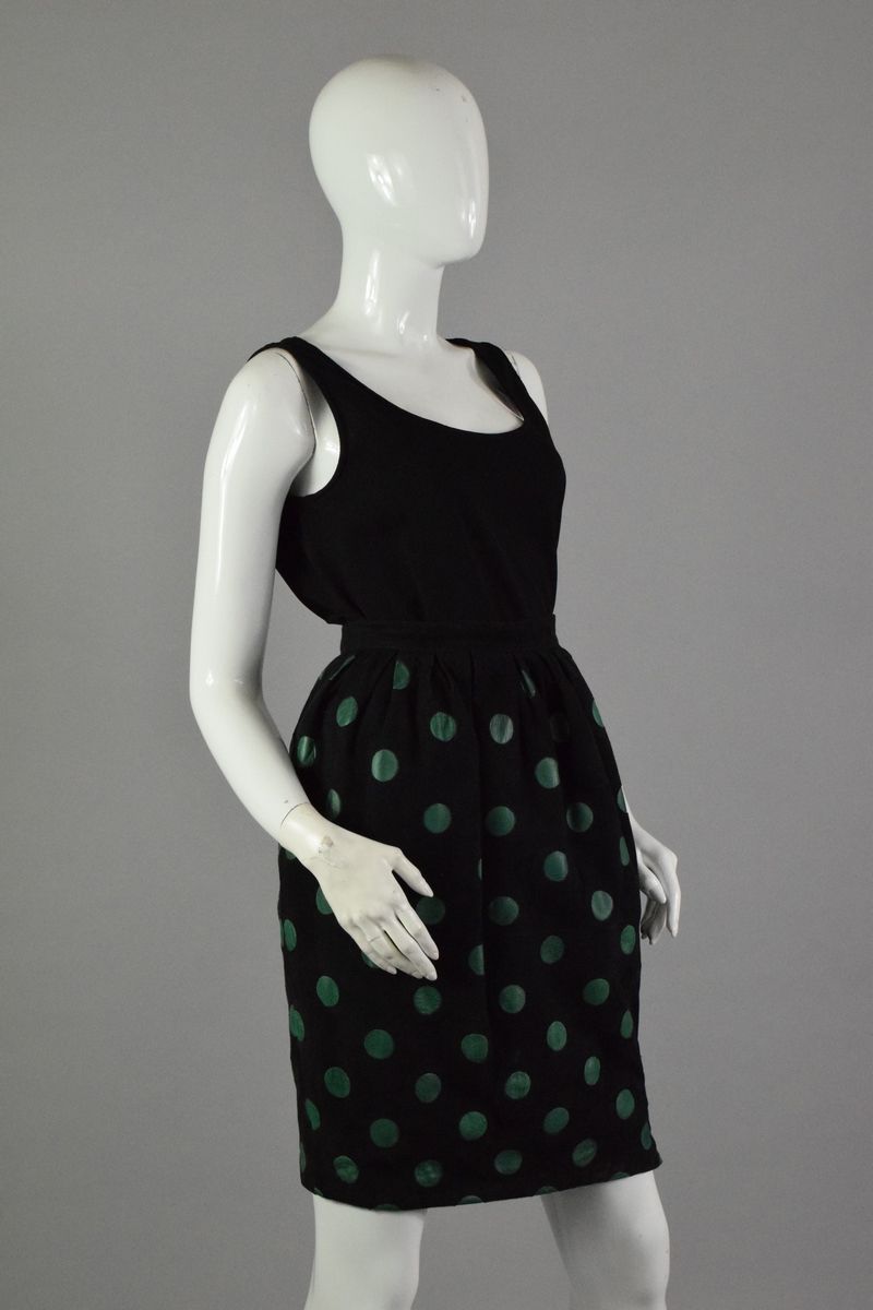 Null VALENTINO专卖店

黑色麂皮直筒裙，饰以枞树绿小羊皮圆点。 
侧面有拉链，两件式结构。 
略有痕迹，轻微磨损。 

尺寸：44（IT）（小）。