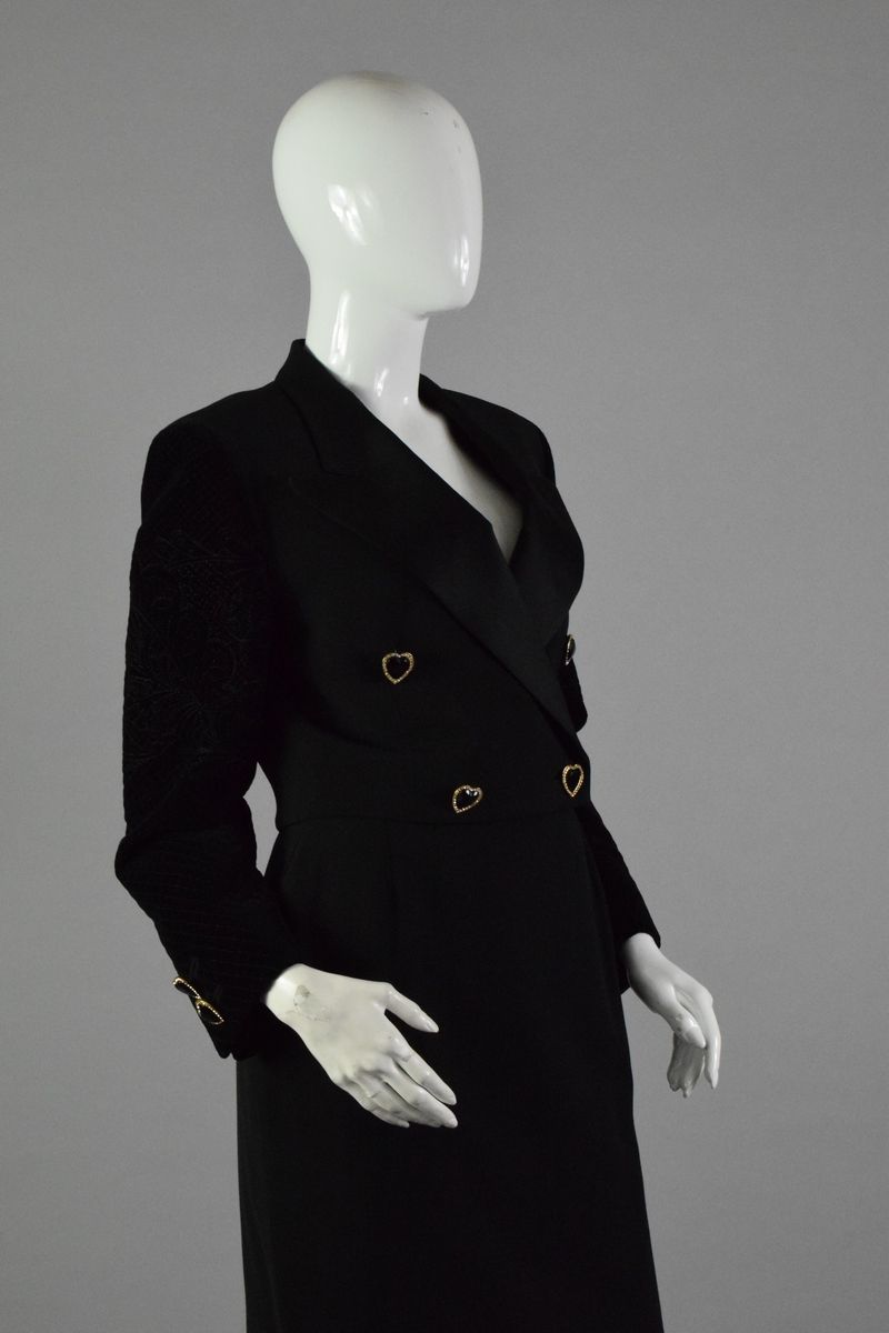 Null GIANNI VERSACE高级时装 
约1980年末

套装包括一件羊毛和黑色天鹅绒混合的双料外套，上面有刺绣图案，还有一条配套的裙子。 
漂亮的金&hellip;