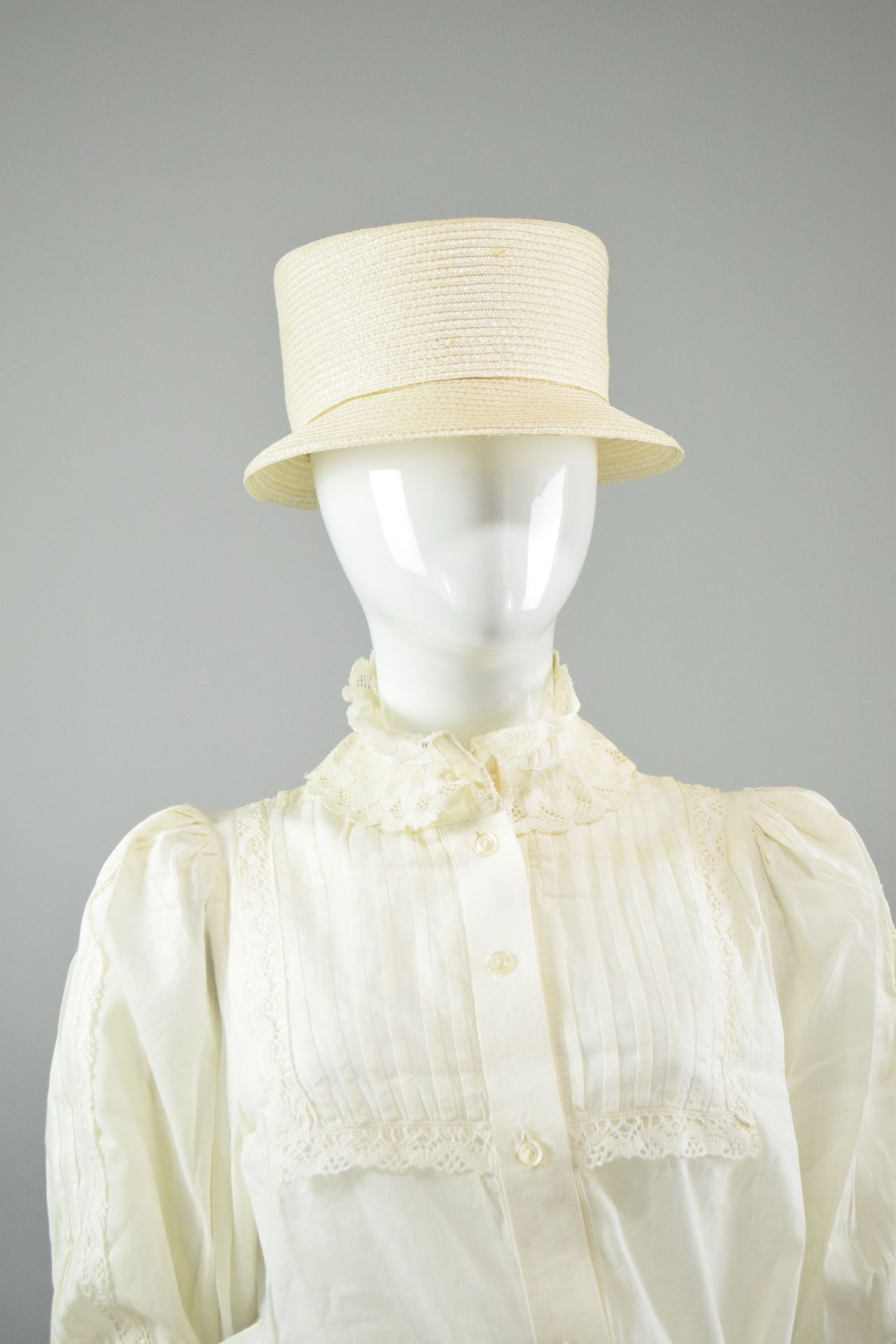 Null CHRISTIAN DIOR Boutique 
Circa late 1980

Small woven hat with short brim a&hellip;