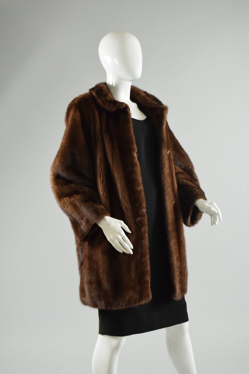 Null YVES SAINT LAURENT的皮草
1992

焦糖色貂皮短大衣，木质中心有大型镀金金属扣。 
有字母图案的衬里，小领子。 

尺寸：约42。