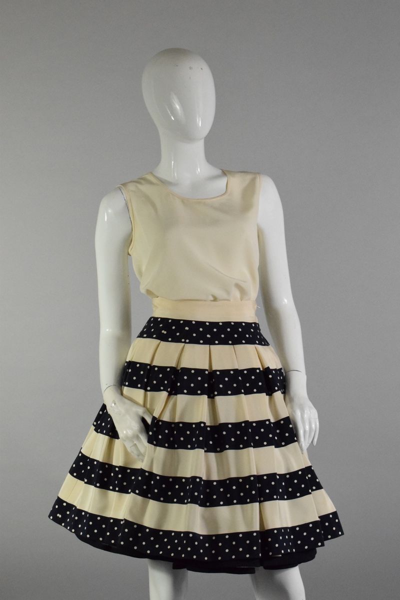 Null VALENTINO专卖店 
约1980年末

乳白色和蓝色丝绸的花冠裙，有白色圆点。 
轻微磨损，腰带上有轻微痕迹。 

尺寸：8