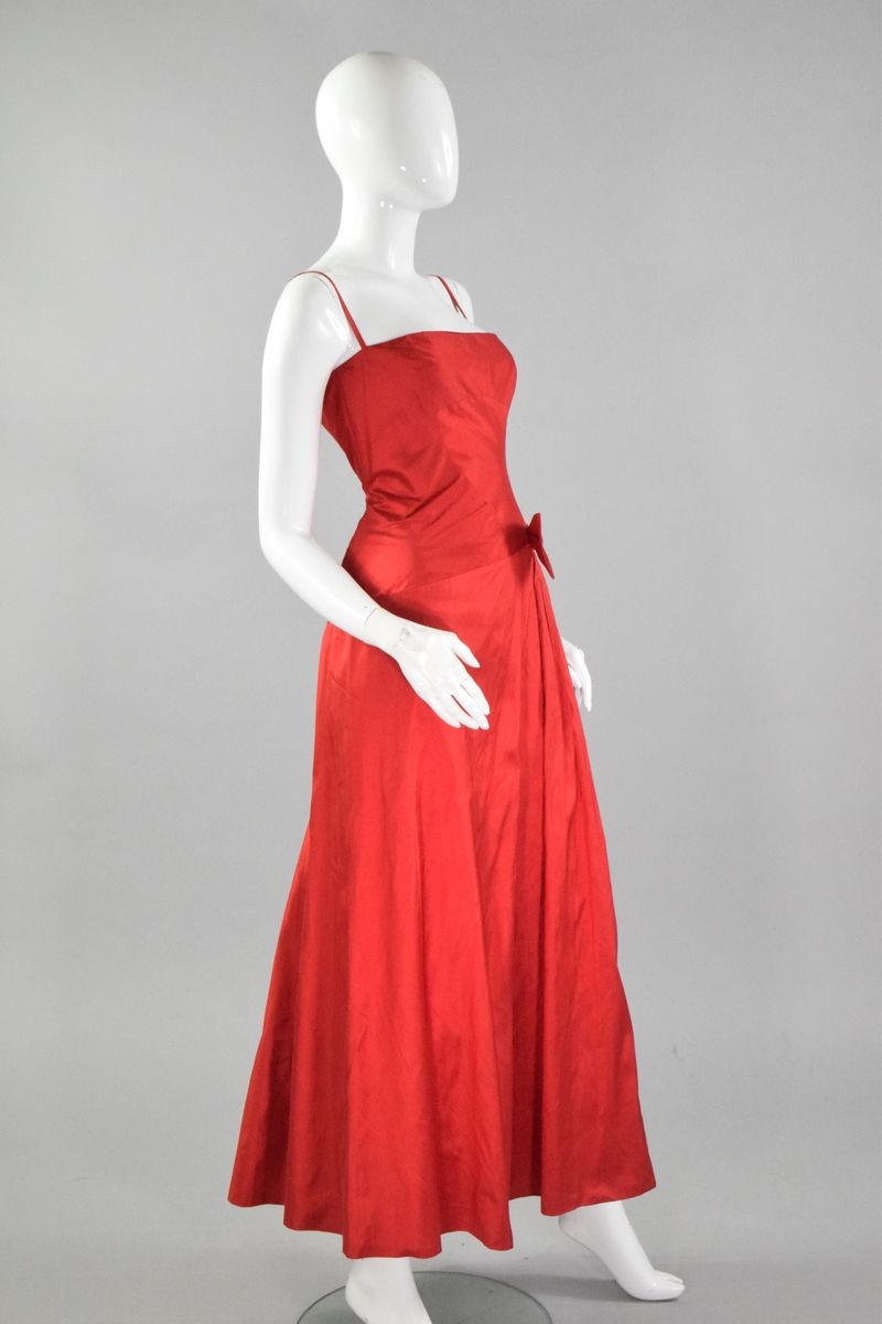 Null TARA JARMON 

红色野性丝质香桐长裙，有鲸骨胸饰和不对称蝴蝶结。 
可调节的细肩带，背部有拉链。 

尺寸：38