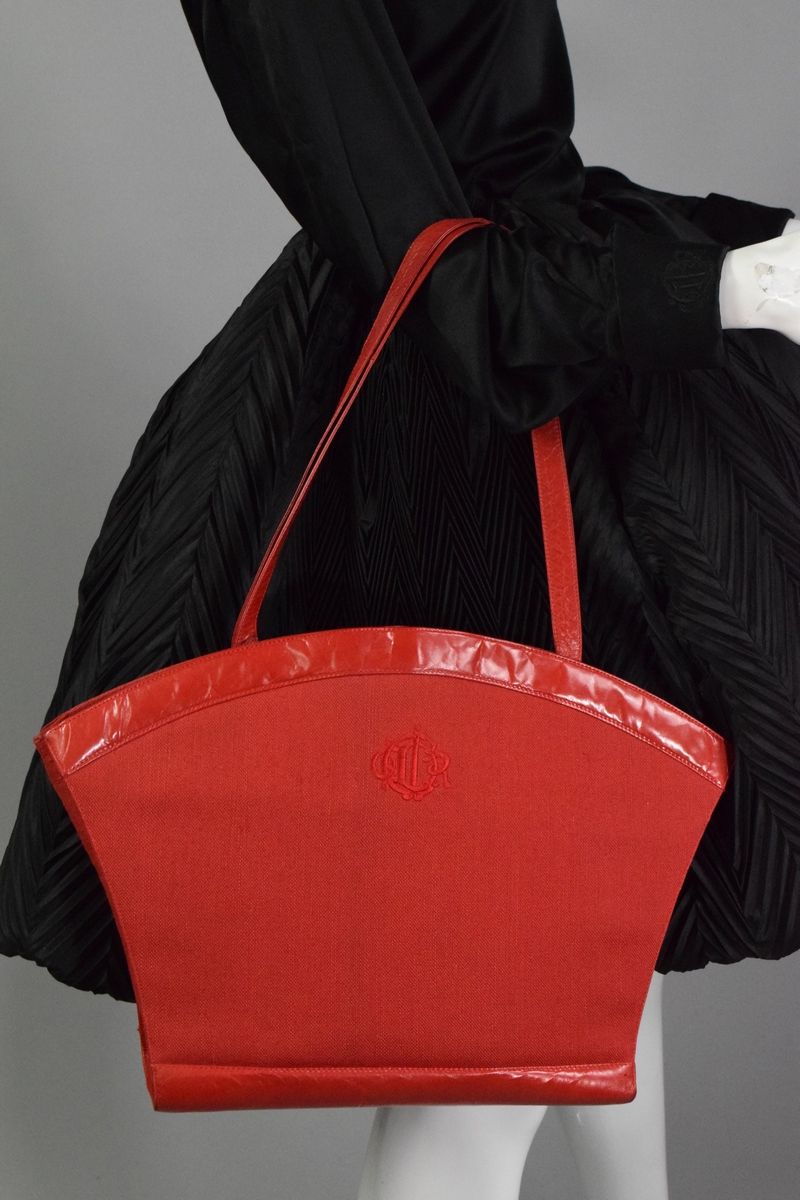 Null CHRISTIAN DIOR

Hand or shoulder shopping bag in canvas and red leather, Ma&hellip;